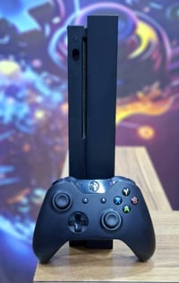 اكس بوكس ون X ذاكره 1TB  لوك ستيكر جوستك اصلي  السعر / 230 الف    معه ...