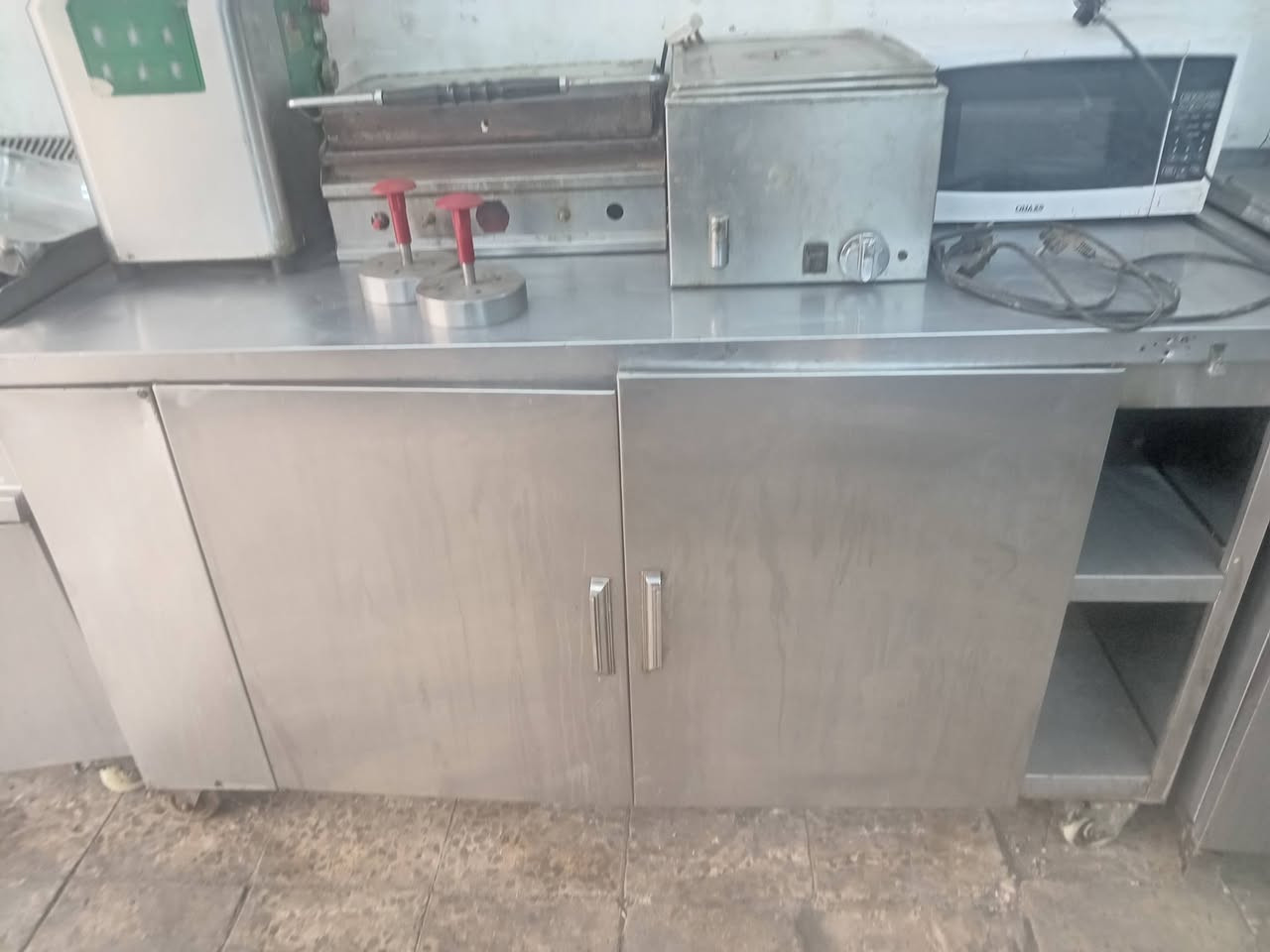 مستعدون لتجهيز المطاعم بكافه المعدات جديد ومستعمل وشراء الغراض المطاعم المستعمله الاستفسار اتصال او واتساب ***********
