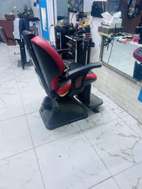 كراسي حلاقه للبيع شيروكي و الثاني ماعرف اسمه الاسود الجك مالته خربان م...