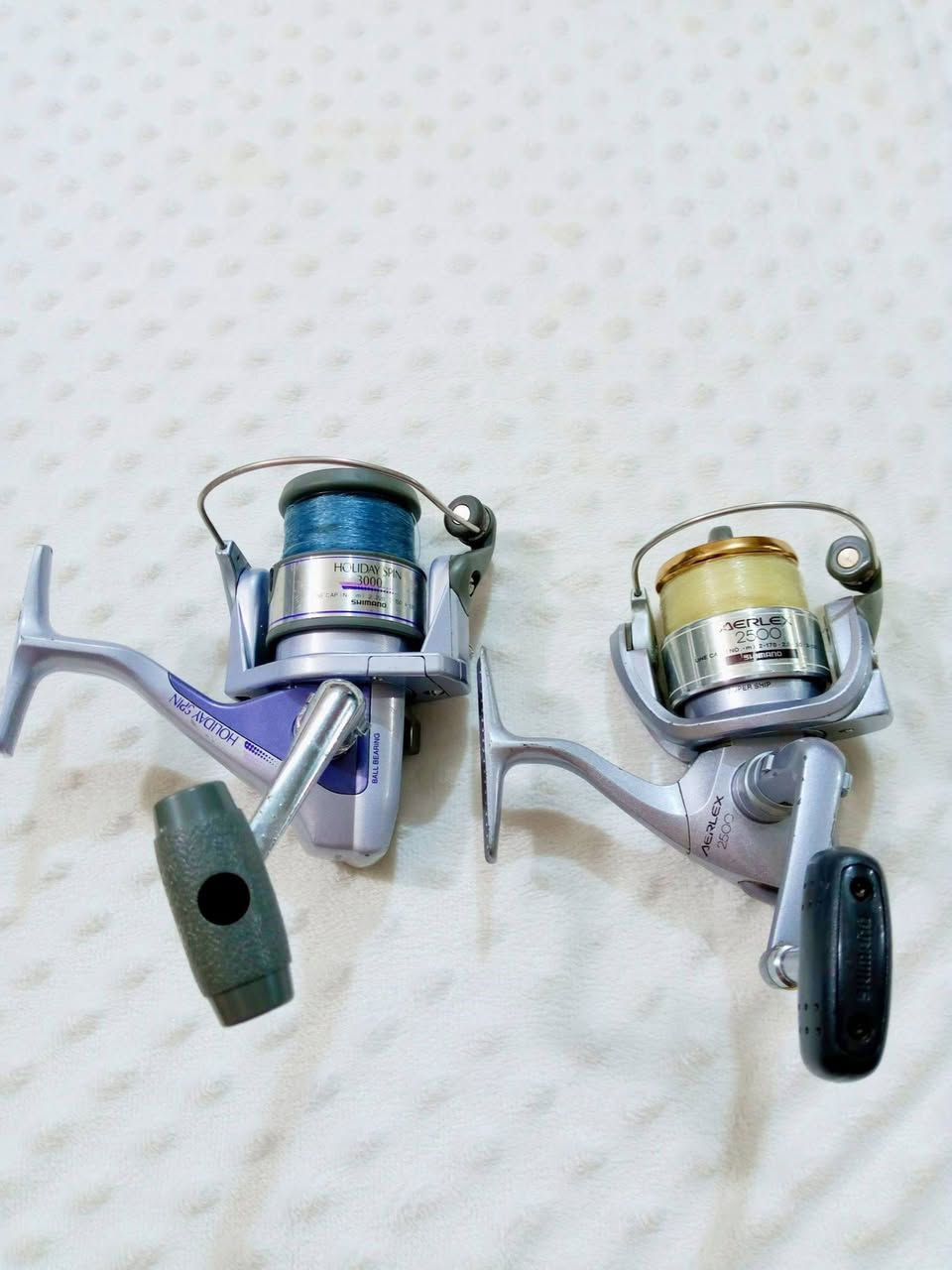 ✓✓✓السعر خاص 
رقم الوات ساب ‏‪***********‬‏
​الاسم بالعربي: شيمانو هوليداي سبين 3000 (Shimano Holiday Spin 3000)

​الحجم: 3000 (حجم متوسط، ممتاز»}
​بلد الصنع: مصنعة في ماليزيا (خط إنتاج تابع لشركة شيمانو اليابانية، وتعتبر جودتها ممتازة جداً وعمرها طويل).

​سعة الخيط 
 بالخط الناعم القياسات اليابانية: 
​تشيل خيط رقم 2 (تقريباً سمك 0.23 ملم) حوالي 220 متر.
​تشيل خيط رقم 3 (تقريباً سمك 0.28 ملم) 150 متر.
​تشيل خيط رقم 4 (تقريباً سمك 0.33 ملم) 100 متر.

✓✓✓​2. ​الاسم بالعربي: شيمانو إيرلكس 2500 (Shimano Aerlex 2500)
​الحجم: 2500 (أصغر بقليل من الأولى، خفيفة وسلسة جداً، ممتازة لصيد السحب "السبيننج" أو الصيد الخفيف).
​بلد الصنع: مصنعة أيضاً في ماليزيا (تأتي بعبارة Malaysia مطبوعة على قاعدة التثبيت).
​سعة الخيط
​تشيل خيط رقم 2 (سمك 0.23 ملم)  170 متر.
​تشيل خيط رقم 2.5 (سمك 0.26 ملم) 150 متر.
​تشيل خيط رقم 3 (سمك 0.28 ملم) 120 متر

