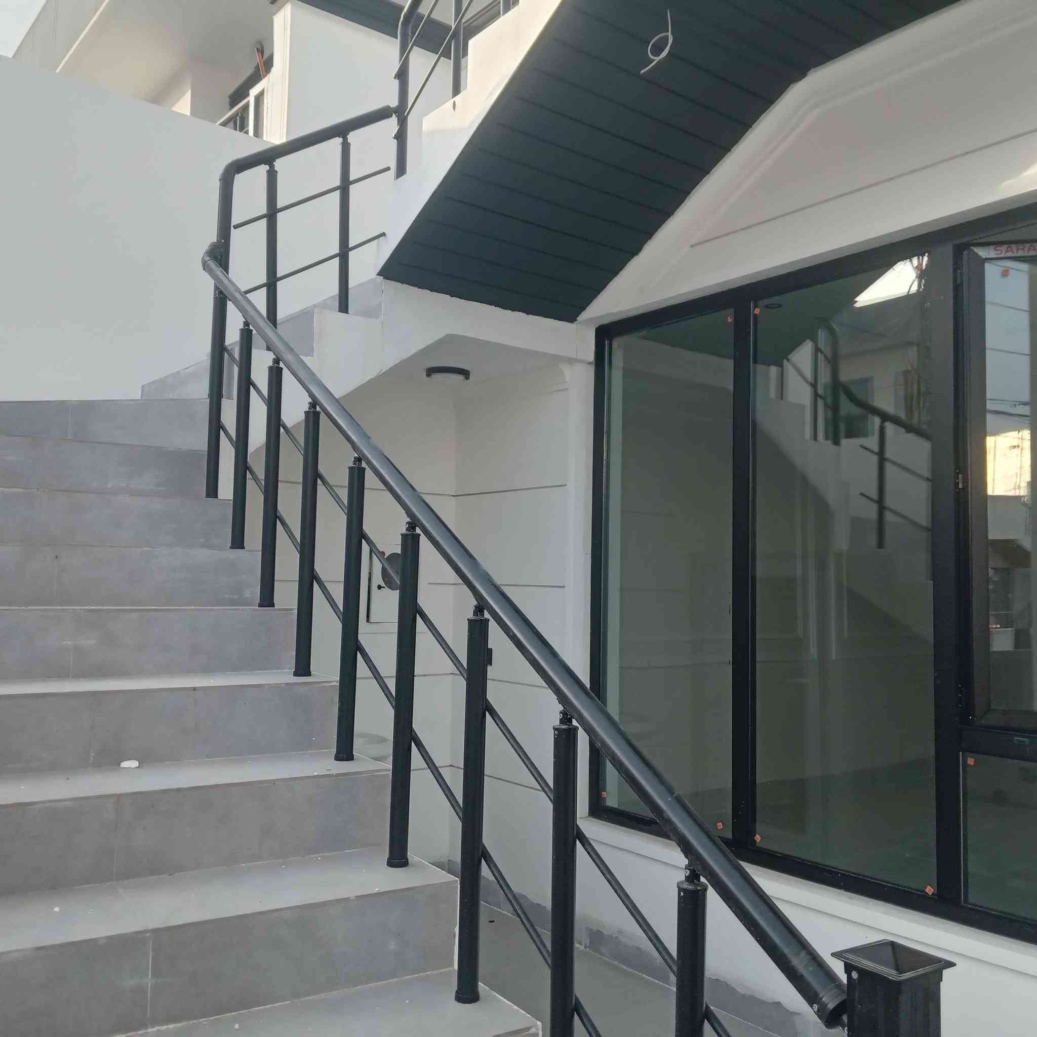 ئەم خانووە بۆ فرۆشتن لە بەکرەجۆی تازە
ڕووبەری خانووەکە 200 مەترە و ڕووی قیبلەیە
خانووەکە تازەیەو بەکار نەهاتووە
پێکهاتووە لە یەک نهۆم
بریتیە لە ژووری میوان و مەتبەخ و مساعید و 3 ژووری نووستن و موشتەمەلات
سەقفی خانووەکە مغریبیەو دەکتی موبەریدەی بۆ کراوە
نرخی ئەم خانووە 11 دەفتەر و 20 وەرەقەیە
بۆ زانیاری زیاتر پەیوەندی بکەن بە نووسینگەی نوێ بوونەوە ***********
