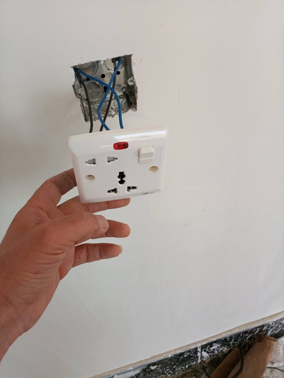 اعمال ورشة السراي الكهربائية في أحد المواقع داجل المجمع السكني النفطي.
تأسيس كهرباء عام سيطرة وتحكم.
تنصيب كاميرات المراقبة.
تنصيب منظومات الستلايت والانتر كام والسماعات الصوتية .
عمل بوردات كهرباء وتوزيع الاحمال وصيانتها.
كل ما يخص الكهرباء يمنة .

***********
