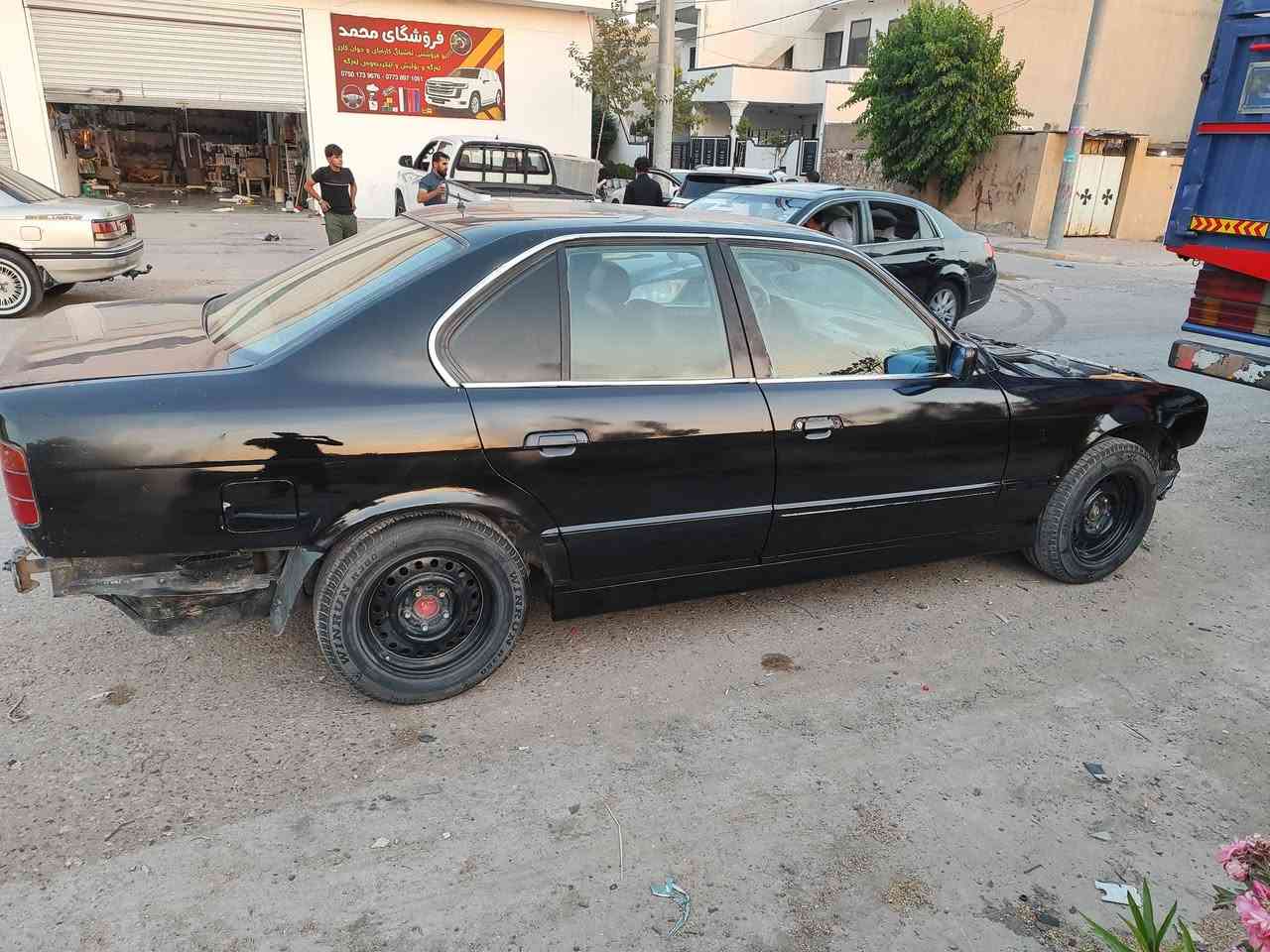 بیئێم بۆفرۆشتن 1992 ڕەقەم نینوی سەنەوی سەوزەکانە بەشەرتی ماڵی کەس نەبێتو کێشەی نەبێت ئەیفرۆشم فول فولە تەنها گێڕی عادیە سەیارەکە مەکینە520کەپسە ماشڵا گێڕومەکینەی لۆکە بەشەرت تابڵێی مەزبوتە تەنها تایەو ویلیو دەعامیەکانی پێوەنیە پێش پانەو ئاوێنە گوێ بەرخە سعری 15گڵا بەس تابڵێی مەزبوتە ماشڵا لەتەکیە دانیشم ***********اسیا***********
