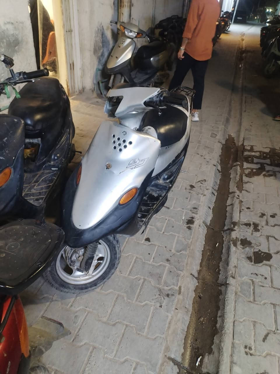 السلام عليكم دراجه للبيع بيجي مفتوحه مره واحده كهربائيات شغاله عاوزها باتري 200  بها مجال مكاني رميثه ***********
