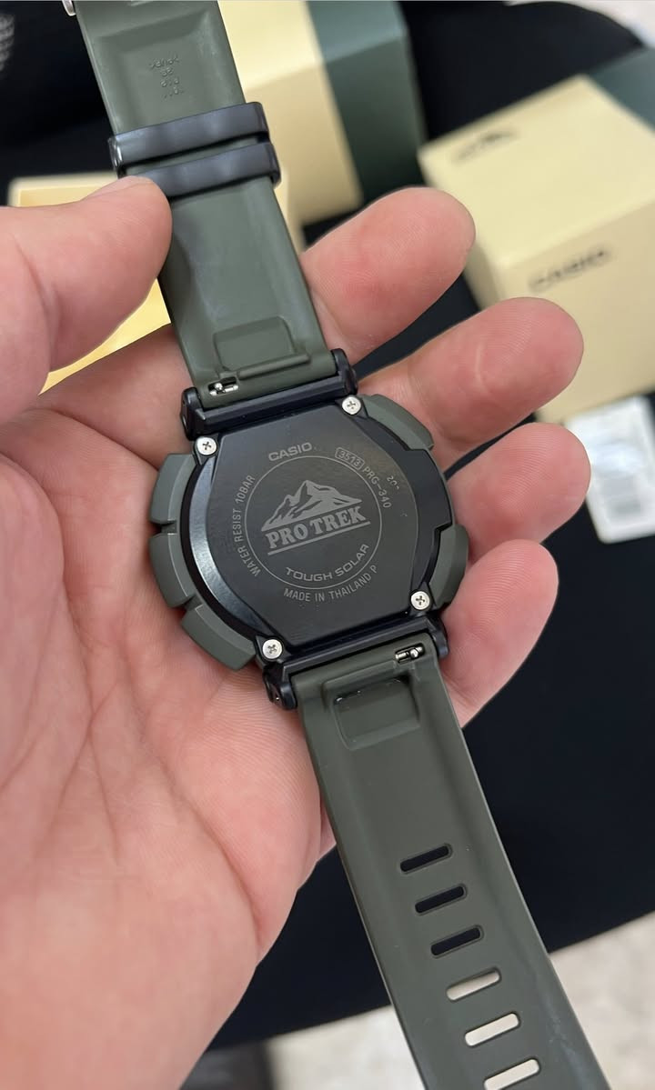 ساعة كاسيو بروترك Casio PRO TREK اصلي وكاله

  PRG-340-3    رقم الموديل
اصلي وكاله مستعمله بحاله الجديد مع الملحقات الاصليه

مواصفات ساعة Casio PRO TREK PRG-340-3 بمجموعة من المواصفات التقنية والبيئية التي تجعلها خياراً مثالياً لمحبي المغامرات والتسلق و العسكريه و الرياظيه 
إليك أبرز مميزاتها:
1. الاستدامة (مواد صديقة للبيئة)
البلاستيك الحيوي: صُنع الهيكل والحزام والغطاء الخلفي من مواد بلاستيكية حيوية مشتقة من زيت الخروع والذرة، مما يقلل من الأثر البيئي.
2. نظام المستشعر الثلاثي (Triple Sensor)💯
تضم الساعة الجيل الثالث من مستشعرات كاسيو التي توفر دقة عالية في:
البوصلة الرقمية: عرض الاتجاه والزاوية.
مقياس الارتفاع: يقيس الارتفاع حتى 10,000 متر مع ذاكرة لتسجيل الارتفاعات.
البارومتر وميزان الحرارة: مراقبة الضغط الجوي للتنبؤ بتغيرات الطقس وقياس درجة الحرارة المحيطة.
3. شاشة LCD ثنائية الطبقة (Duplex)
تتميز بشاشة مكونة من طبقتين؛ إحداهما مخصصة لعرض الوقت والبيانات، والأخرى لعرض مؤشرات البوصلة برسومات زرقاء كبيرة، مما يسهل قراءة الاتجاهات بوضوح فوق البيانات الأخرى.
4. نظام الطاقة الشمسية (Tough Solar)
تعمل الساعة بالكامل بالطاقة الشمسية، حيث يتم شحنها من الضوء الطبيعي أو الصناعي، مما يلغي الحاجة لتغيير البطارية بشكل دوري.
5. تصميم عملي للمغامرات
مقاومة البرودة: مصممة للعمل بكفاءة حتى درجة حرارة (10- مئوية).
مقاومة الماء: مقاومة للماء حتى عمق 100 متر، مما يجعلها مناسبة للسباحة والأنشطة المائية السطحية.
هيكل دوار: مزودة بإطار (Bezel) متحرك يساعد في تحديد الاتجاهات وتتبع المسار.
إضاءة Super Illuminator: إضاءة LED عالية السطوع تضمن رؤية الشاشة في الظلام الدامس.
6. وظائف ذكية إضافية
بيانات الشمس: عرض أوقات الشروق والغروب بناءً على الموقع الجغرافي.
التوقيت العالمي: دعم التوقيت في 48 مدينة حول العالم.
الوزن الخفيف: على الرغم من حجمها، تزن الساعة 54 جراماً فقط بفضل استخدام المواد الحيوية، مما يجعلها مريحة جداً عند الارتداء لفترات طويلة.

سعره 190 الف فقط 
للمعلومات سعر الجديده 265 الف
يوجد خدمة توصيل جميع المحافضات 
*********** واتساب

