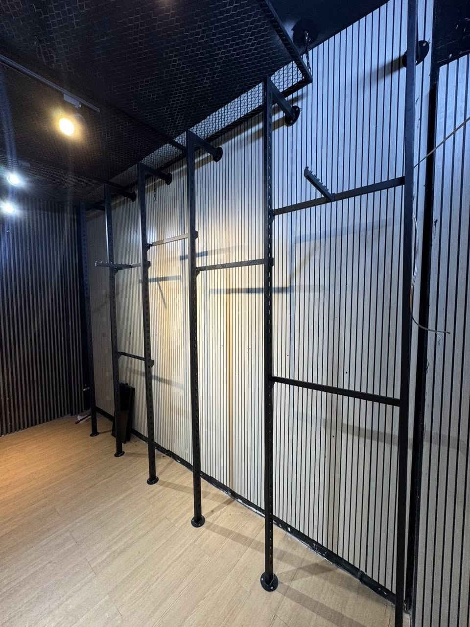 ستاندات ودنك لـ اصحاب محلات الملابس مستخدم شهر 1 ڪولش نضيفات بسعر مناسب *********** واتساب فقط
