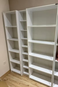 رفوف خشبية للبيع بسعر مناسب نظيف جدا مثل الجديد و نوعية ممتازة..  للسع...