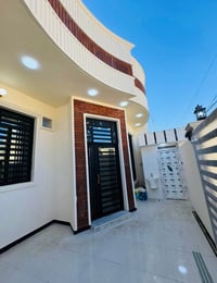 دار جديدة للبيع بتصميم حديث وأنيق. تمتاز بالواجهة الجذابة والديكورات ا...