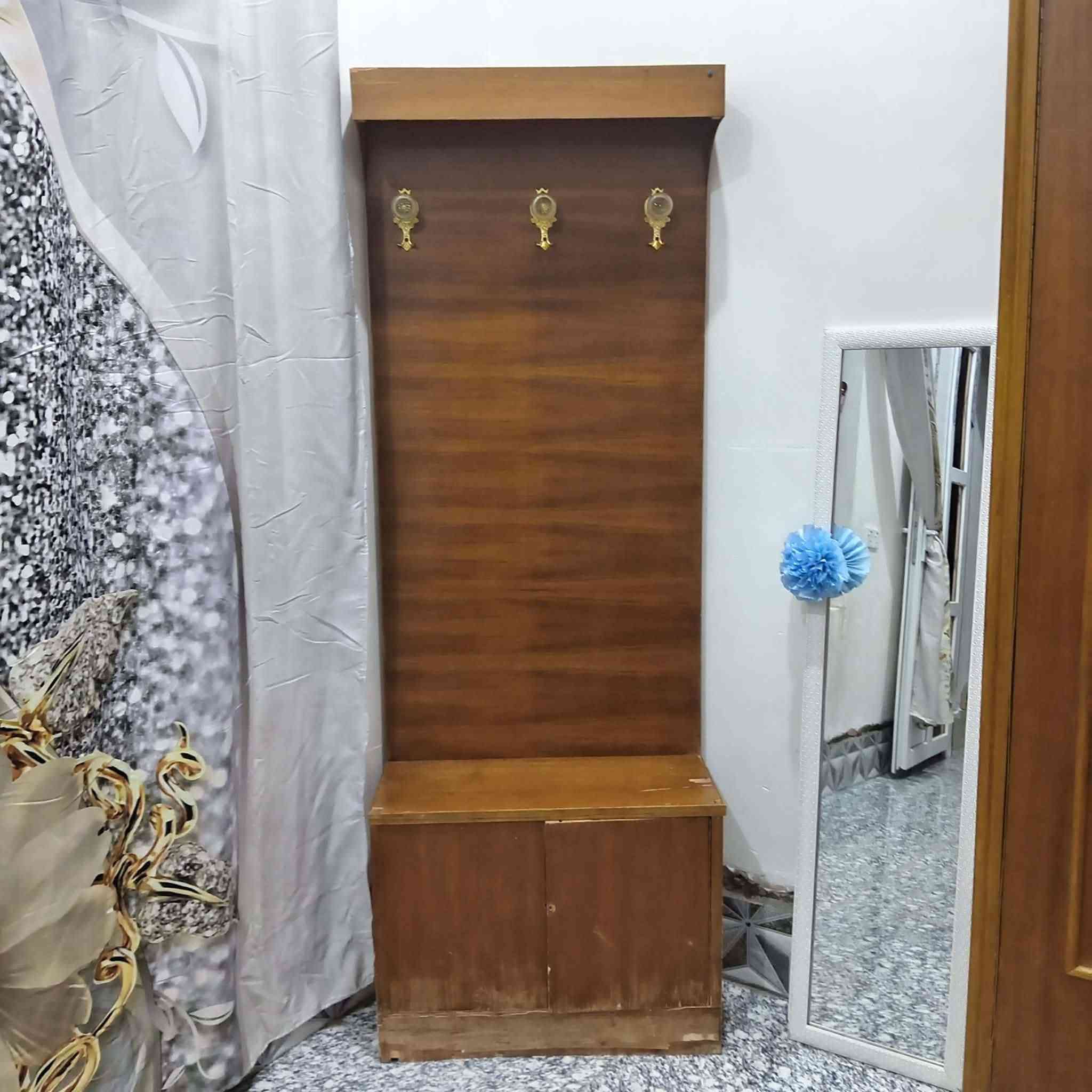 غرفه للبيع مستخدمه بيه نقص بس ميز مرايه السعر 400 الاستفسار ***********
