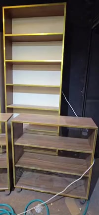 رفوف مستعملات فاترينات مستعملات للبيع   رفوف كوزمتك جدد مستخدمات قليل ...