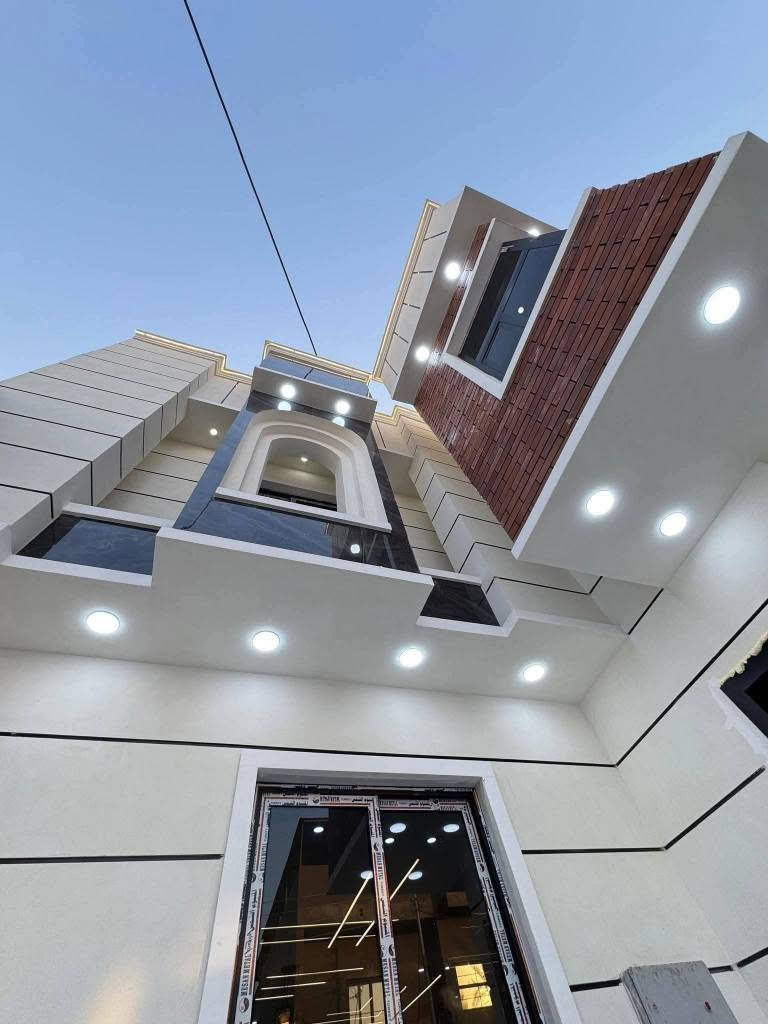 🏡 دار حديث للبيع – فول مواصفات
📍 الموقع: البصرة / أبي الخصيب – البهادريه
🔹 قريب على الشارع العام الداخلي (السايدين)
📐 المساحة: 200 متر
🏗️ نوع البناء: حديث – طابقين
✨ تفاصيل الدار:
• 6 غرف نوم (سويت)
• استقبال واسع
• صالتين مريحة
• مطبخ حار + مطبخ بارد
• صحيات حديثة عدد 10 داخليه وخارجيه 
• كراج سيارة
📜 نوع الملكية: طابو زراعي عراقي رسمي 
📞 للاستفسار: *********** البصرة, العراق
