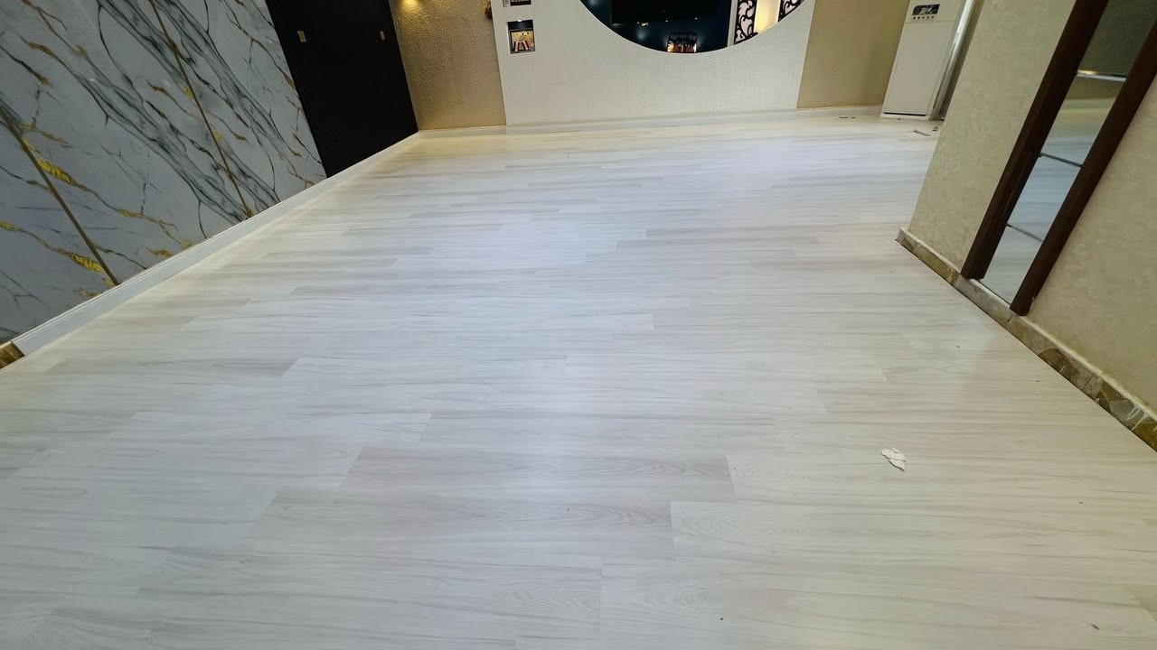 ✔️مقاوم للحرارة في الصيف 
✔️مقاوم للاحتكاك
✔️سهل التنظيف
✔️ملائم للتصميمات الحديثة ببراعة
✔️ لونه ثابت 
✔️يحتفظ الباركيه دائما بلمعانه وجماله

ما يميزنا هو :
➖سرعة التجهيز 
➖تجهيز من المصدر 
➖تنوع كبير في الألوان 
➖وجود كادر كرسته وعمل او تجهيز فقط 
➖أسعار تنافسية 

▪️سمك ٨ ملم 
▪️تحسب الأسعار بالمتر المربع 
▪️يشمل المتر المربع الأرضية الفلين والازارة والتقفيلة 

واتساب او اتصال : 
 📞 ***********
