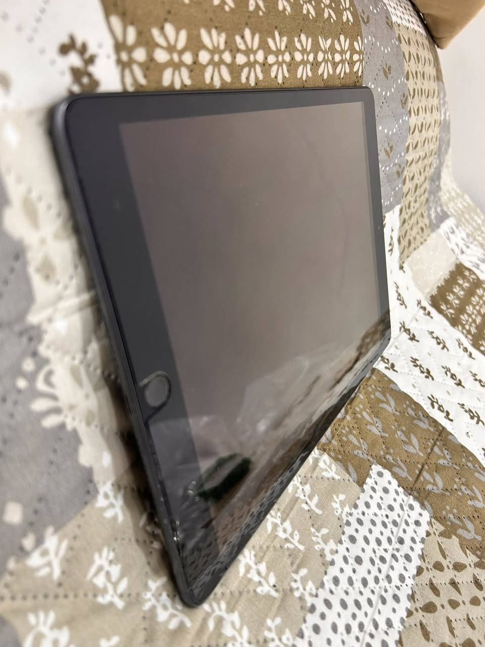 السلام عليكم
للبيع  iPad 7 Pro ✨

الجهاز نظيف كلش ولمعته لمعة وكالة، استخدام خفيف ومحافظ عليه بصورة ممتازة 👍🏻

📱 المميزات:

*انطيك وي الجهاز شاحنة وواير طويل
*يحتوي الجهاز على لصقة وكفر دفتري ويحتوي على تكوة يعني تكدر تتكي الجهاز وتستعمله باريحية مطلقة
*الجهاز خالي من اي شخط ونضيف بنسبة 100‎%‎
*تگدر تربط على الجهاز كيبورد وماوس بلوتوث عن طريق ميزة الـSmart Connector
*تكدر تشحن القلم عن طريق الـ3 النقاط الموجودة من صفحة الي عن طريقها تربط الكيبورد والماوس "ما يجي وياه قلم لازم انت تشتري"
*الجهاز نحيف جداً ووزنه جداً ممتاز للحمل باليد
* شاشة كبيرة وواضحة تفتح النفس للفيديوهات والدراسة والألعاب حجم الشاشة 10.5 إنج 
* لون Space Gray فخم وشكله مرتب
* البطارية زينة وتكعد فترة
* سريع وسلس بالاستخدام اليومي والتصفح واللعب
* مناسب للدراسة، اليوتيوب، الرسم، والشغل
* الكامرات بي واضحة للمكالمات والتصوير
* الجهاز مرتب جداً وما بيه دكات قوية أو استعمال مزعج
*الجهاز مستعمل لفترة اقل من سنة
*الشاشة تدعم 90 هيرتز وقبل جان يشغل 60 فريم بـ ببجي ومدري اذا هسا يشغل 90 او لا🤍

🛠️ الملاحظة:
بيه عطل بالهارد فقط ويحتاج تبديل هارد، غير هذا الجهاز نظيف جداً.

*الجهاز مو مفتوح ابداً والك الاحقية تفحص الجهاز قبل الشراء
*على حسب ذاكرتي البطارية نسبتها وسط التسعينات

تكدر تاخذ الجهاز كـ قطع غيار او تاخذه وتصلحه
سعر الجهاز 250 الف وبي مجال للشراي🤍
للراغبين بالشراء التواصل على الخاص او على رقم الهاتف *********** "الرقم بي واتساب" مكاني الموصل الجانب الايسر
وان شاء الله ما يكون خاطركم الا طيب🤍
لا يتم استرجاع الجهاز بعد البيع وبدون احراج

لا يتم استرجاع الجهاز بعد البيع وبدون احراج🤍

