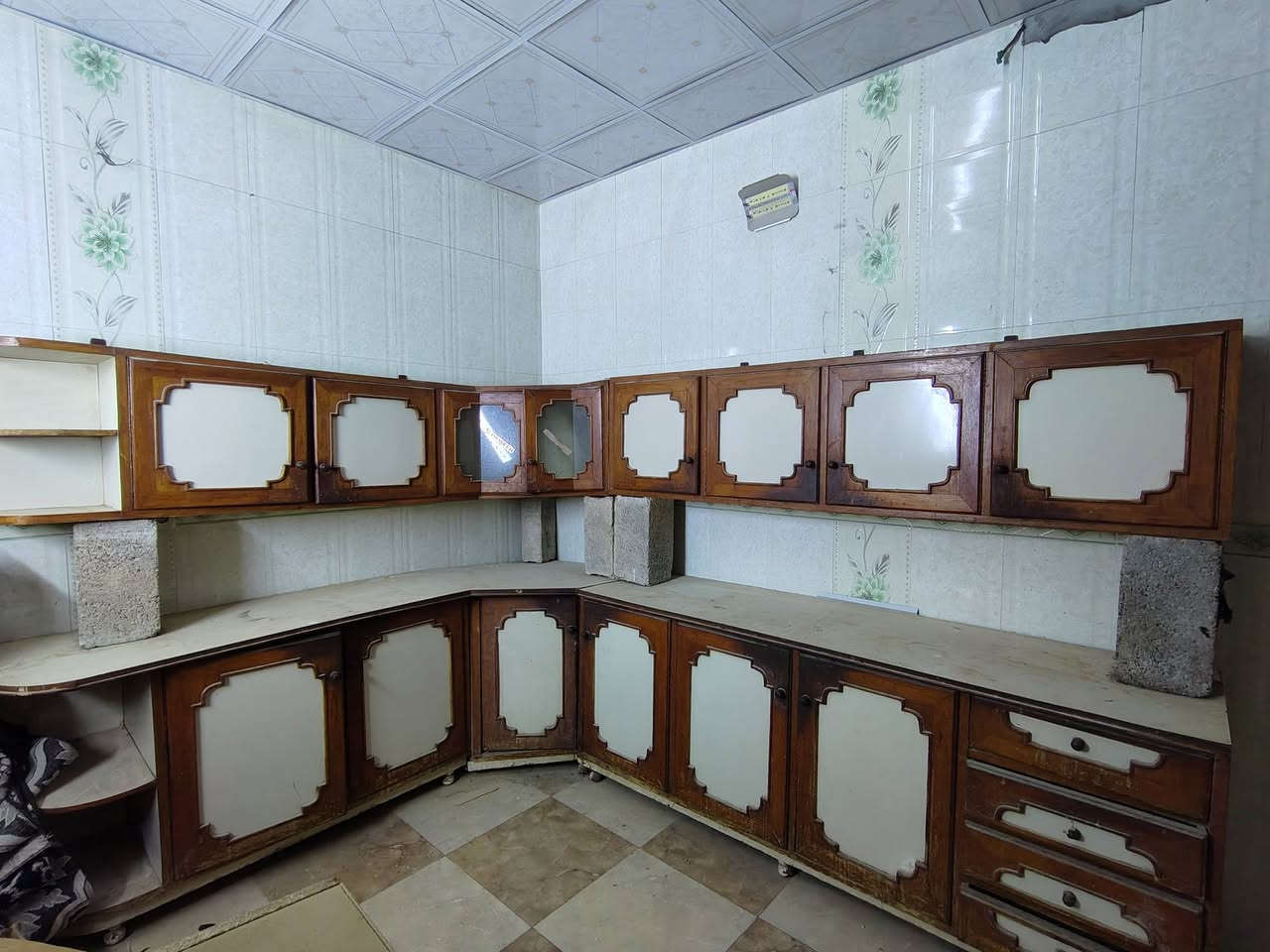 سلام عليكم
كاونتر للبيع قيم بما يرضي الله واخذه 
مابي اي عيب
مكاني كركوك رقم هاتف ***********
بيع مستعجل
