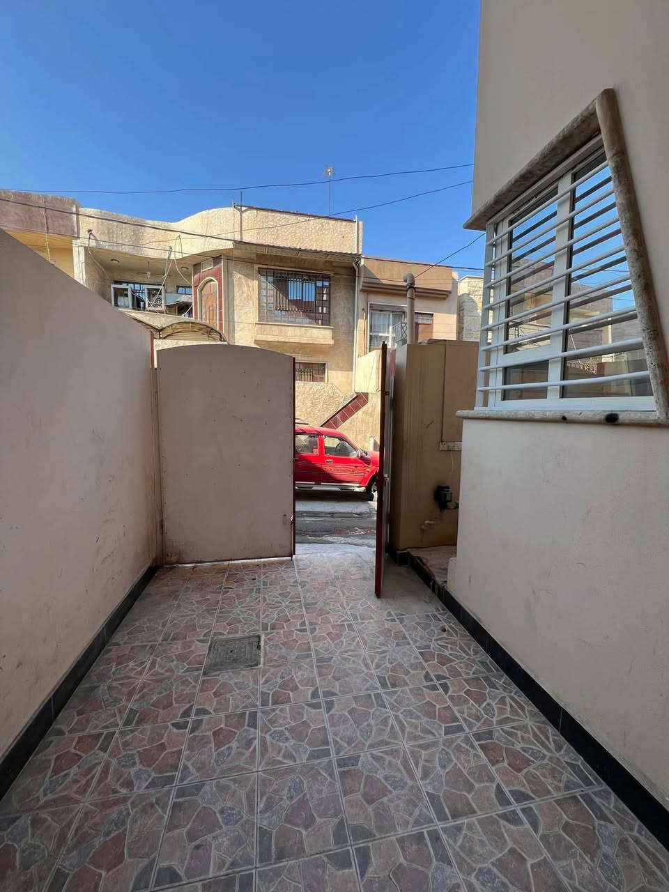 🔴دار للإيجار مساحة 120 متر الواجهة 6 متر✨
🔴طابقين بناء حديث💥
1️⃣الطابق الاول : غرفتين نوم + هول + أستقبال + مطبخ + كراج + صحيات 🚾
2️⃣الطابق الثاني : غرفتين  نوم + هول + صحيات 🚾
🔴موقع مميز جدا 💥
🌍الموقع / حي السكر قرب ((سانكو مول 🏢 )) 
🔴يبعد عن سايدين السكر 50 متر 💥
للاستفسار
 ☎️ أسيا ***********
أو
☎️ كورك ***********
🌐عنوان المكتب / الموصل _ حي الزراعي قرب جسر السويس 🔥 
📌نستقبل عقاراتكم وطلباتكم العقارية .
