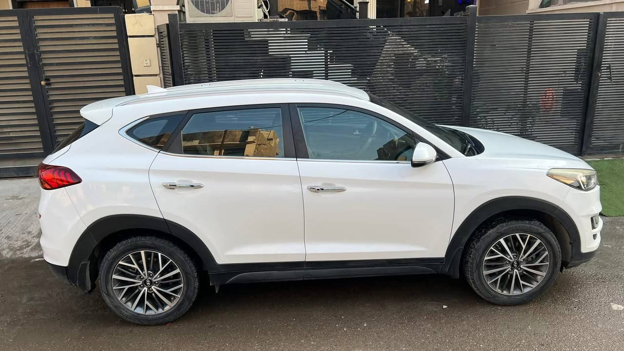 السلام عليكم
توسان 2020 وارد خليجي
محرك 2000
رقم بغداد 
السيارة ماشية 79 الف فقط
فول مواصفات عدا الفتحه 
مري شفط كشنات كهرباء 
٣ وضعيات قيادة سبورت ومعتدل واقتصادي 
السيارة بيها بارد شبرين بالصندوق ( الجنطه ) فقط 
سيارة مال بيت نضافة 100%
السعر 205 
مكاني بغداد حي العدل 
للتواصل ***********
