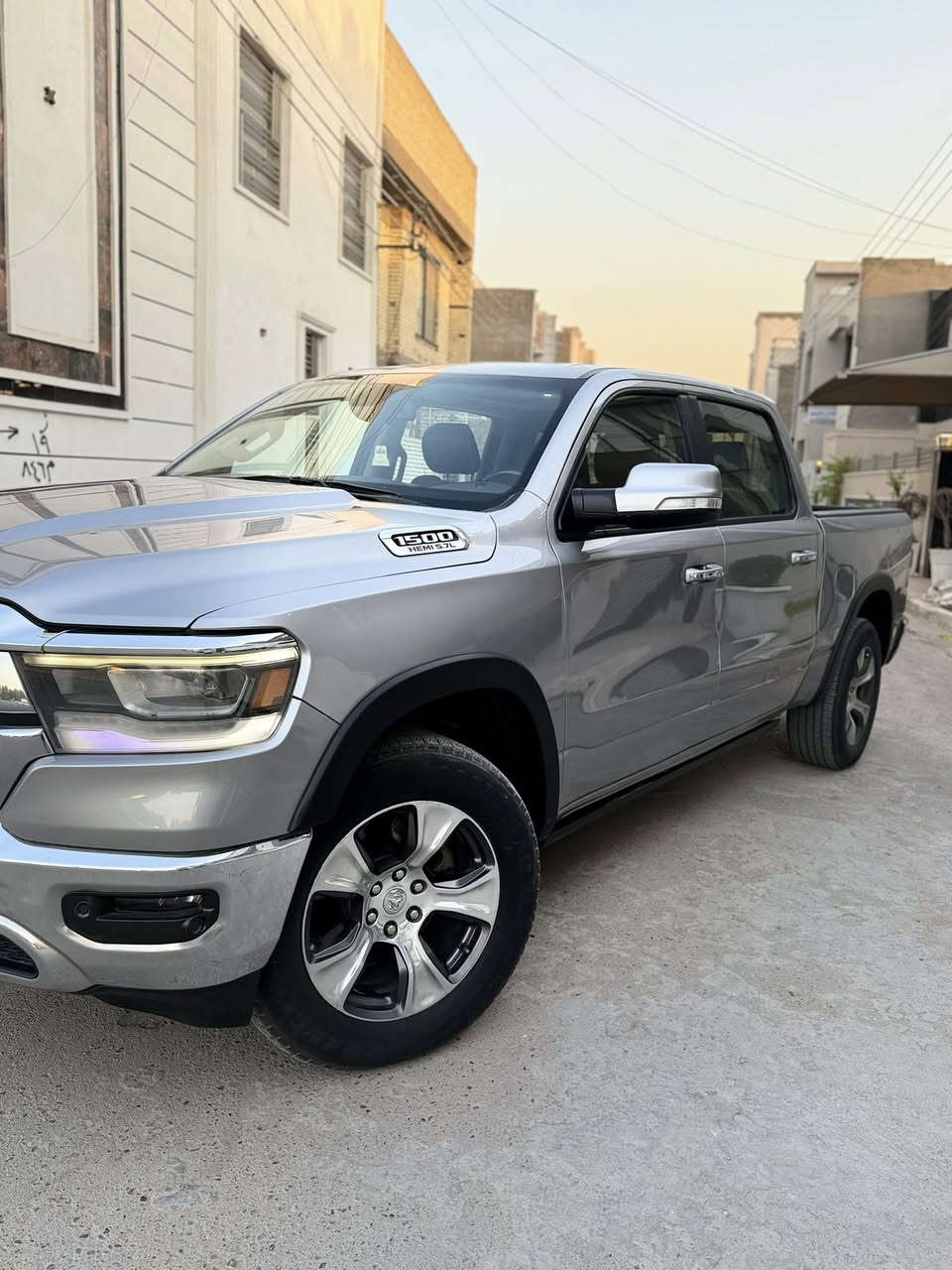 للبيع دوج رام 2019 LARAME
الحادث/جاملغ خلفي رصعة وباب خلفي رصعة وراشين البقية كلير وياهن يعني 4 قطع بس السيارة حادثه كلش حلو رصعات وليس حادث

 فول مواصفات 1/1

 

دوج رام 1500 فئة(LARAME)

لموديل 2019

المحرك : V8 5.7L .

المواصفات :

* رادار تفاعلي مع مانع تصادم. 

* نقطة عمياء. 

* تحذير الخروج عن المسار.

* استطفاف ذكي (اوتوپارك).

* دوسات جانبية كهربائية.

* المصابيح الأمامية زنون.

* كشافات الضباب زنون. 

* المصابيح الأمامية والمصابيح الخلفية LED. 

* دخول ذكي (بصمة). 

* تشغيل عن بعد.

* مقاعد من الجلد الفاخر. 

* المقاعد كهربائية مع ميموري.

* المقاعد الأمامية تبريد وتدفئة. 

*الستيرن تدفئه 

* شاشة كبيرة 

* حساسات امامية وخلفية.

* سقف بانوراما.

* مانع تصادم خلفي. 

* مكيف خلفي.

*محدد سرعة.

* ويل كروم 

* مرايا كهربائية جانبية من الكروم قابلة للطي كهربائيا.

* شاحن موبايل لاسلكي (واير ليس).

* الشباك الخلفي كهربائي. 

* المرايا الجانبية تدفئة. .

* امكانية تعديل ارتفاع دواسات البنزين والبريك.

* هاند بريك كهربائي. 

* حساسات امامية. 

* حساسات خلفية. 

* مرايا مع خاصية التعتيم الذاتي. 

* مساحات تخزين إضافية
السعر275 وبيه مجال
مكاني بغداد 
للاستفسار/***********
