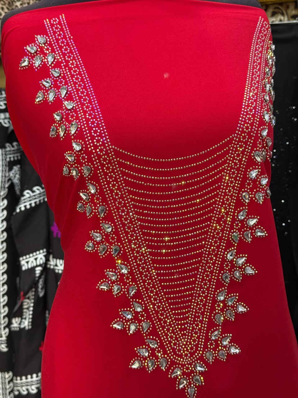 💎 فخامة تميزك من أول نظرة 💎

موديل راقٍ بتفاصيل فاخرة ولمسات جديدة ومميزة ✨

🔹 تطريز ستراس حراري أصلي على الصدر والردن  
🔹 ترصيع حجر بارز بإطلالة فخمة وأنيقة  
🔹 خامات أصلية بالشرط (القماش + الشذر + الحجر)

📏 القطعة مترين ونص وتتفصل بكل راحة لجميع الأحجام

💰 السعر فقط 15,000 دينار

الكمية محدودة 🌷
متوفر مفرد وجملة مع التوصيل لجميع محافظات العراق@إشارة


**إذا كنت صاحب هذا الإعلان وتريد حذفه لأي سبب، رجاءا أرسل رسالة إلى الدعم الفني**