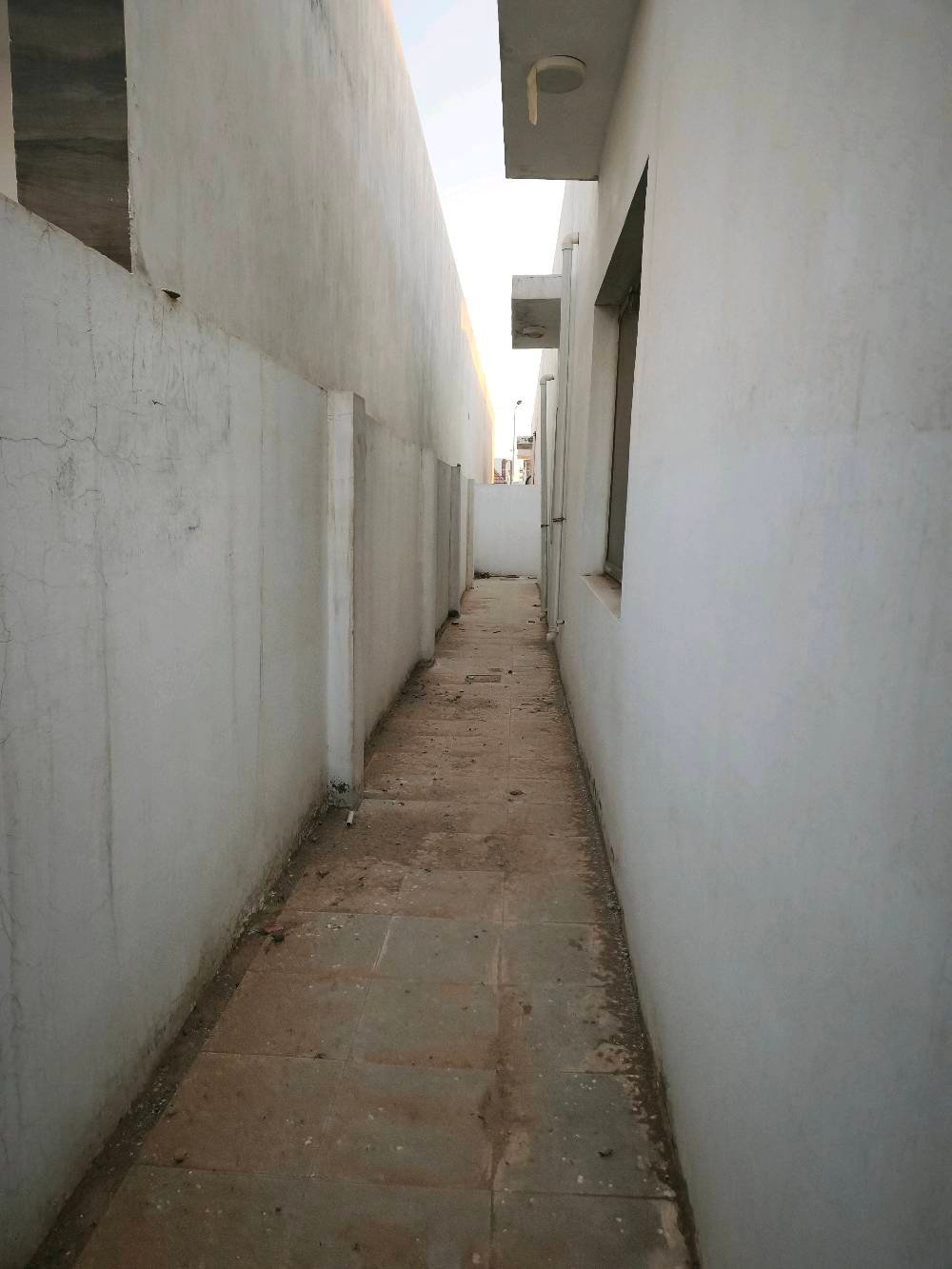 متوفر بيت في مجمع الفلوجة سيتي 
240 متر طابق واحد + بيتونه 
غرفتين نوم + مطبخ + صاله ضخمه و خطار 
 
البيت تشطيبات درجه اولى كلها عليه + سيراميك حمامات و الحمامات من itaca و البوب كلها درجه اولى و الباب الخارجي 
و البيت جاهز و كامل ما يحتاج اي صرف + بعده جديد محد ساكن بي بال نايلون 
للتواصل *********** السعر 145 مليون و بي مجال
