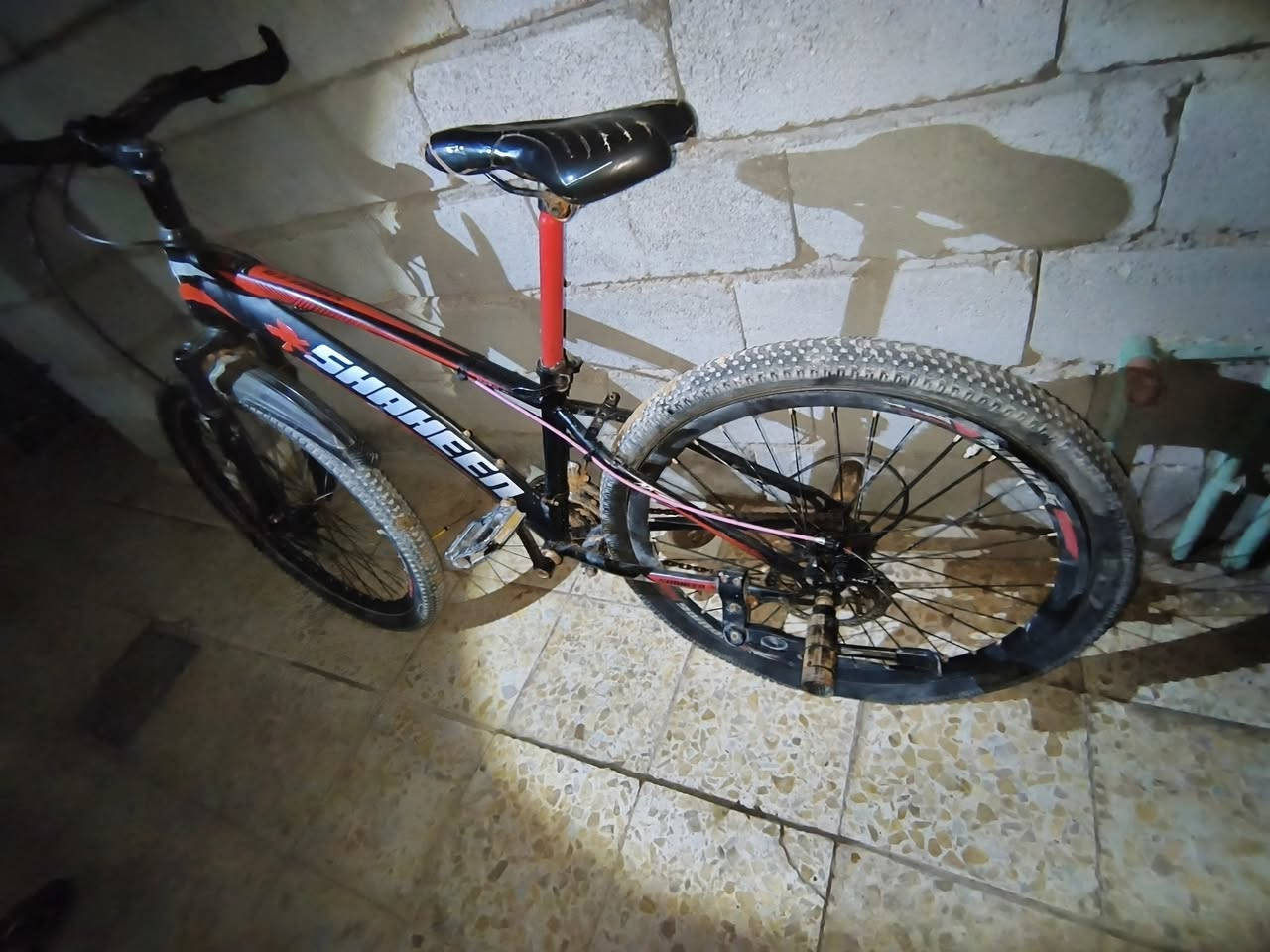 سلام عليكم. 
باسكل جبلي للبيع نضافه 90%
عقرب شغال7نمر. 
ابريكات شغاله.تايرات نضيفه.. وياله موس. جوابه جديده.. 
شخوط قليله كلش.
سعر150 ألف وبي مجال خير من الله. 
رقمي *********** متوفر واتساب. 
مكاني. نجف/كوفه
