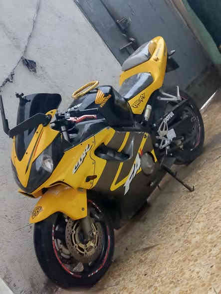 السلام عليكم 
دراجه هوندا F4i
حجم المكينه 600
بيع مستعجل فقط
كفراتها 75٪؜
السعر 27$
المكان كربلاء المقدسه
متواجد ع الواتساب ***********
