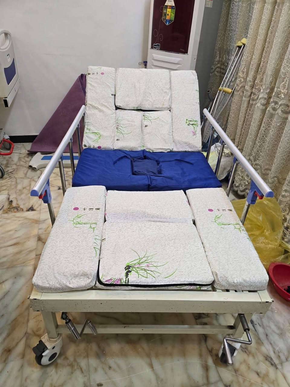 سرير طبي للبع ميكانيكي يعني يدوي مو كهربائي جكات 4 حركات ارتفاع الظهر وتقليب المريض يسار ويمين وتحريك الأقدام  نظيف كلش نظيف بسعر 225 نهايته المكان في بغداد 
رقم وات ساب ***********
