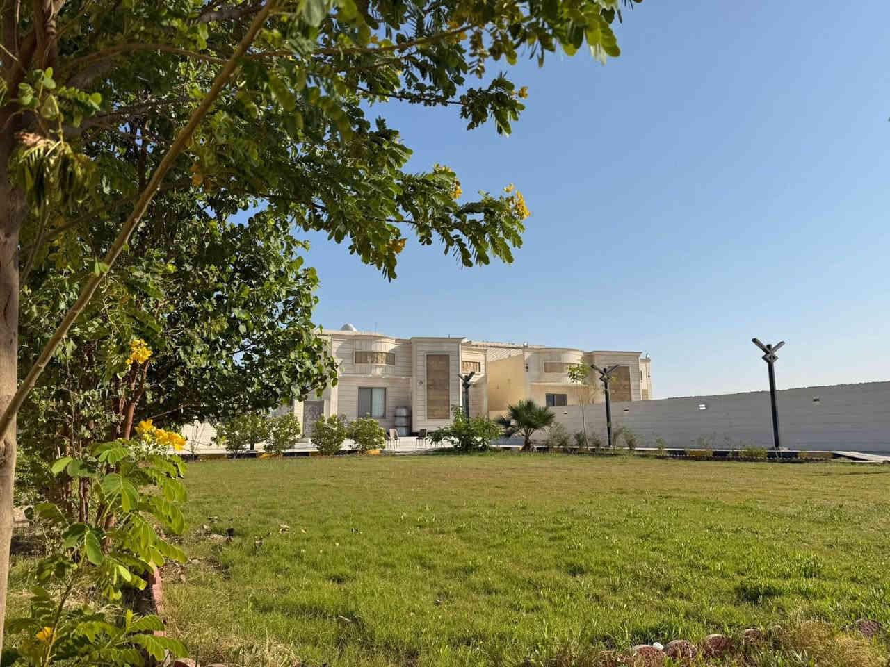 #دار_للبيع بناء حديث 🏡  – مساحة كبيرة وموقع مميّز / الموقع: الديوانية خلف عمارات الزيتون
المساحة الكلية: 1450 متر
الواجهة: 24 متر
الطابو: زراعي – سند 25 مداور مباشر

تفاصيل الدار:
 • مساحة البناء: 180 متر
 • واجهة الدار: 11 متر
 • نوع البناء: كونكريت مسلح + طابوق
 • التقسيم الداخلي:
 • غرفة نوم
 • صالة
 • استقبال
 • مطبخ
 • صحيات داخلية وخارجية
—————————
#نستقبل_جميع_عروضكم
———————————————————
🔺#للاستفسار الاتصال ع الأرقام التالية
***********
***********
—————————————————————
او زيارة مكتبنا 
🔺مكتب جنه الزهراء 
🔺العنوان خلف عمارت زيتون
