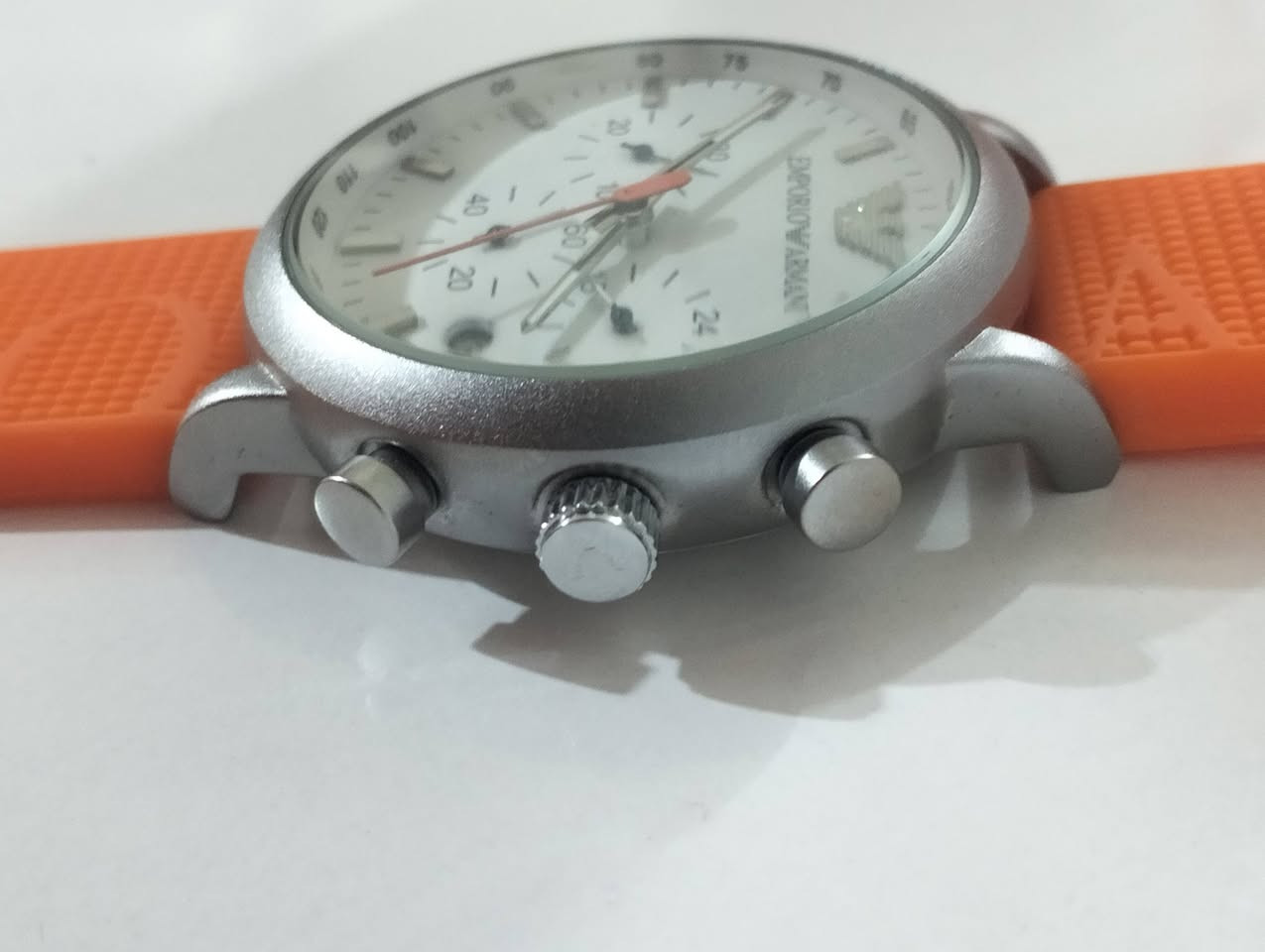 ساعة رجالية من طراز Emporio Armani الموديل AR11021مصنوع من الفولاذ المقاوم للصدا قرص أبيض مع عقارب فضية اللون وعقرب ثوانٍ مميز باللون الأحمرمقاومة للماء حتى عمق 50 متراً سعر 25الف يوجد توصيل


**إذا كنت صاحب هذا الإعلان وتريد حذفه لأي سبب، رجاءا أرسل رسالة إلى الدعم الفني**