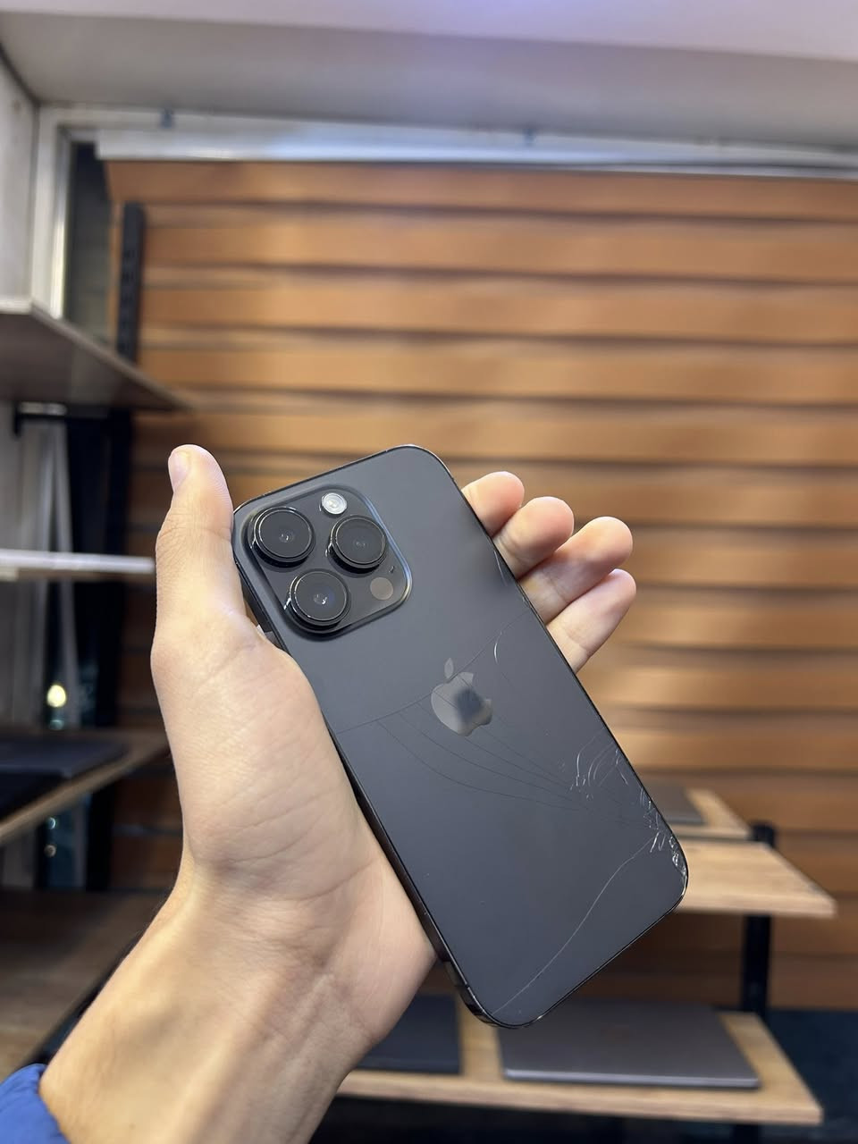 14 plus 
ذاكرة 128 
بطارية 75 
مكفول سعره 590 
14 pro 
ذاكره 128 
بطارية 85 
مكفول عدا الظهر بي فطور 
575 الف


**إذا كنت صاحب هذا الإعلان وتريد حذفه لأي سبب، رجاءا أرسل رسالة إلى الدعم الفني**