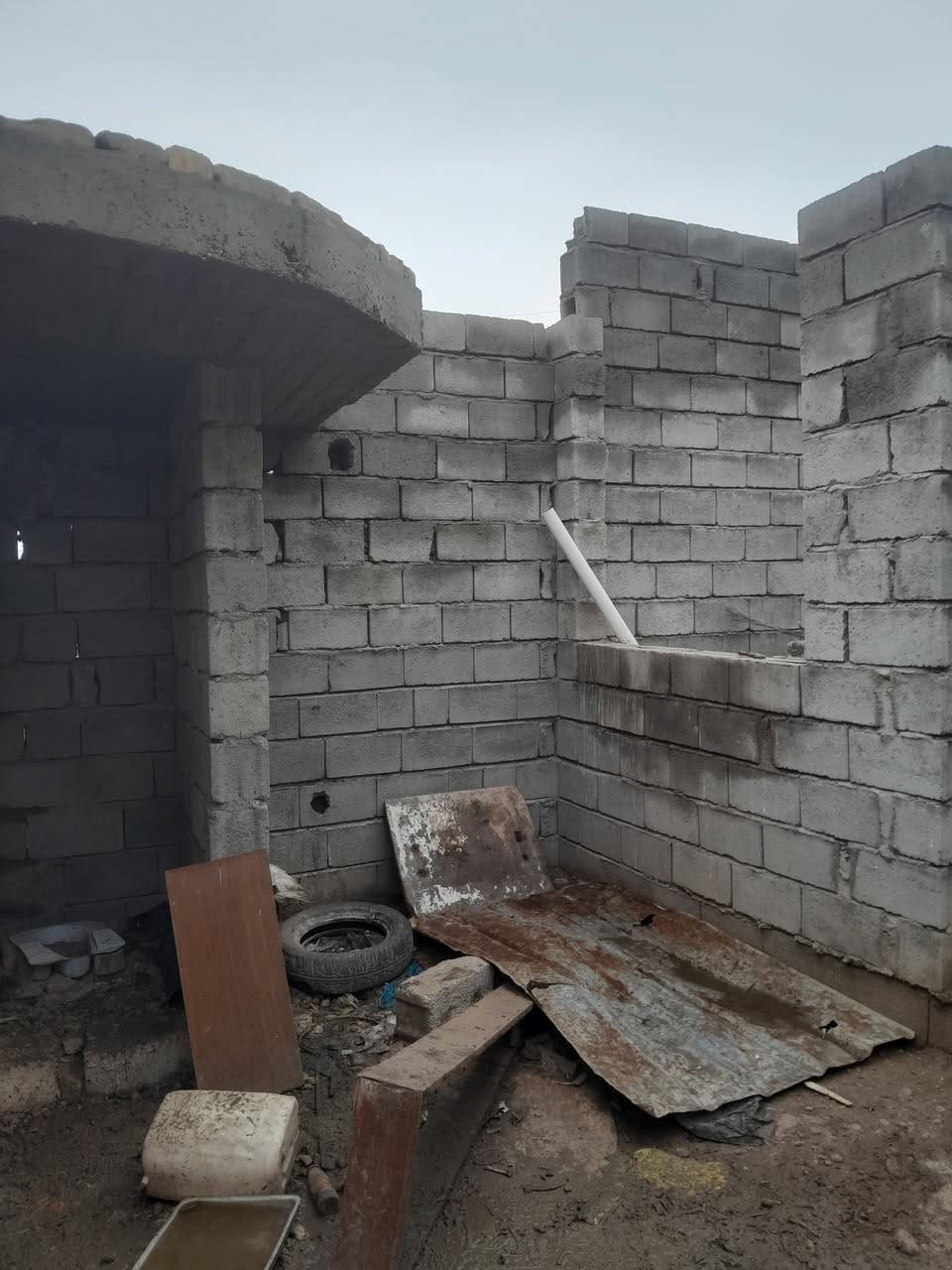 هيكل للبيع قطعه ومقاطعه خلف دكتور حسن البيطري المساحه ١٤٠متر خدمات ماء كهرباء مجاري ومشمول بتبليط السعر ٢٥ وبي مجال اتصال ***********
