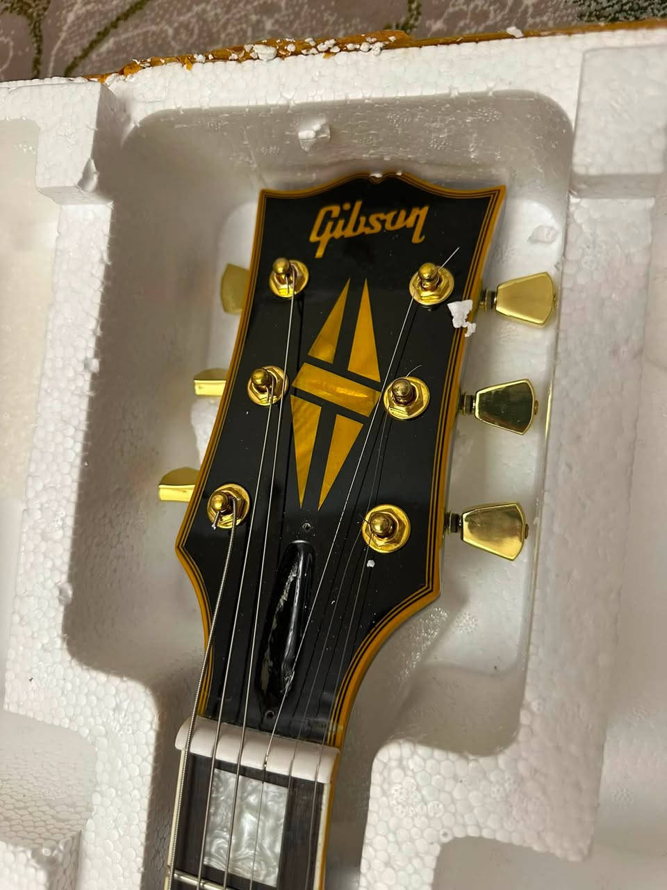 للبيع: جيتار كهربائي Gibson Les Paul Custom (Chibson) 🎸
لعشاق الموسيقى والتميز، جيتار الموديل الشهير Black Beauty بتصميم كلاسيكي رائع وأنيق متوفر الآن للبيع.
 ✨ الموديل: Gibson Les Paul Custom 
 🎨 اللون: أسود لامع مع إكسسوارات وقطع ذهبية فاخرة (Gold Hardware)
 📦 الحالة: جديد تماماً وغير مستخدم (في فوم المصنع الخاص به)
 🎶 الأداء: صوت قوي وممتاز ومناسب جداً لعزف الـ Rock والـ Blues والـ Metal.


**إذا كنت صاحب هذا الإعلان وتريد حذفه لأي سبب، رجاءا أرسل رسالة إلى الدعم الفني**