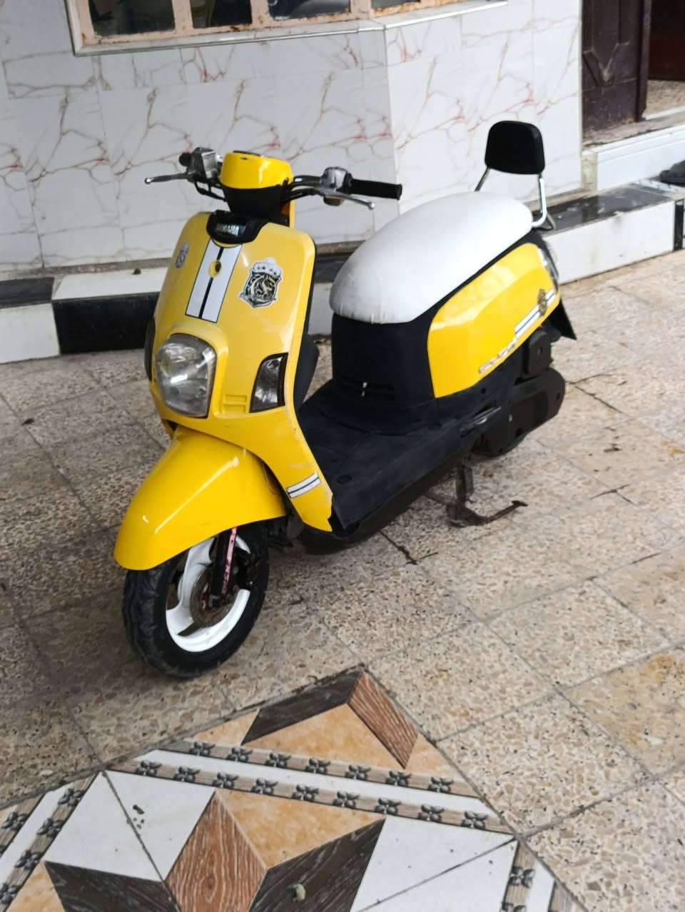 السلام عليكم
مااكس بوليس  ياباني 120
 (محرك ما مفتوح   بلادي شرط الفحص)
 دراجه فوول نضافه وكفرات بلاد كله مختمه
شلعه ومعدل  110 فوول متنكض
كلشي شغال وعل بلاد سلف  اشاير كلوبات سكنات شاشه و عينه  عداد السرعه شغال عداد البانزين شغال  اي نقص ما بيهه 
احلا من صور بالف مره 
سعر 850 وبيهه مجال 
شراي يتصل
مكاني بصره 
 
  ***********
