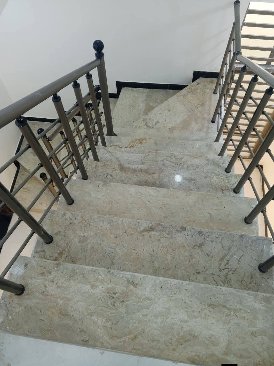 #مكتب_الشكري_للعقار دار سكن 240 م
🌍 الموقع :النجف الاشرف_  الكوفه شارع المطار السايدين  خلف  مجمع جوهرة العرب 
---------------------------------------
🔳  زراعي سند 25
🔳 المساحه 200 م 
🔳دار سكن زراعي جاهز 
--------------------------------
🧾 تفاصيل البيت 🧾 بنيان درجة أول فد شي راقي 
240م طابقين لطابق لأول غرفتين وصاله ومطبخ وتخاريج واستقبال وصاله طابق لثاني غرفه نظام سويت  وصاله 
صب كونكريت الأساس والسقف طابوك 
كافه الخدمات متوفره 
------------------------------
سعر البيع 125 مع المجال 
مليون 💷
☎️ للاستفسار 
واتساب ***********
***********
🛣️عنوان المكتب النجف الأشرف _ الكوفه شارع المطار السايدين مقابل جوهره العرب مباشرتٱ مكتب الشكري للعقار
