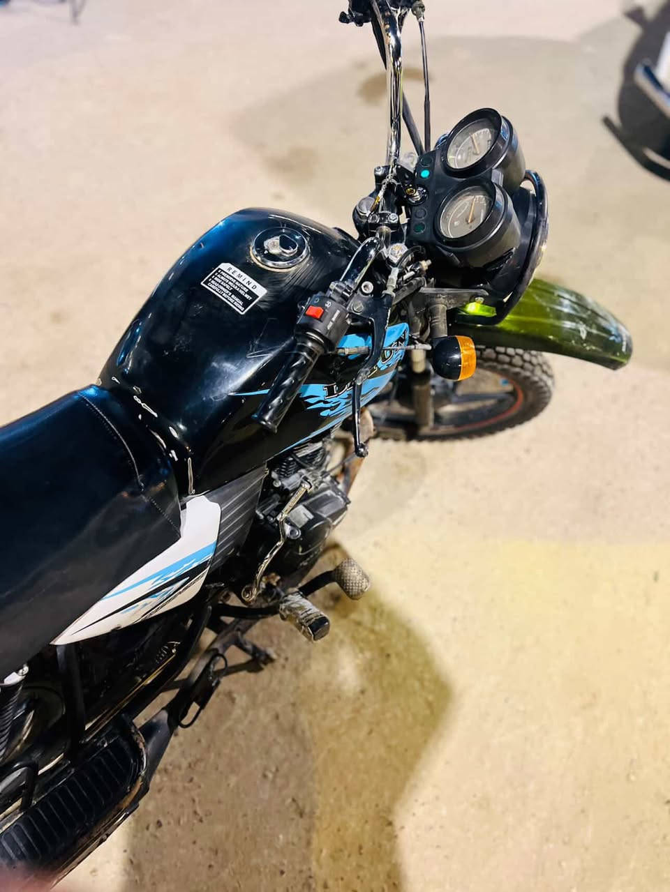 سلام عليكم 
دايون جبلي 
موديل ٢١ 
اوراق سكنر استنساخ 
دراجه حلوه وكلشي شغال 
بـ 900 وبيها مجال بسيط
‭٠٧٨٣ ٨٢٨ ٠٨١٣‬
مكاني بابل مركز ممتواجد ع الفيس
