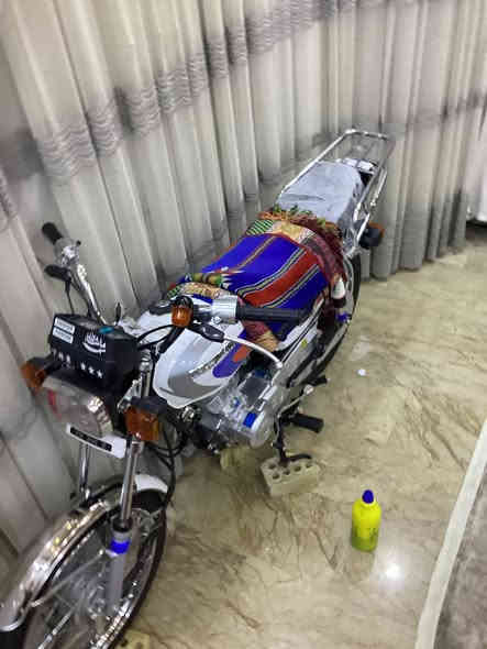 السلام عليكم دراجه اربعه كير للبيع شلامجه اصلي تعمير شاصي مكفول موديل 13 ما صارلها هواي من معمره الدراجه كل نقص ما بيها والدراجه نضيفه وكفوله السعر مليون و300وبيها مجال المكان كربلاء الحولي اذا شراي اتصل ***********
