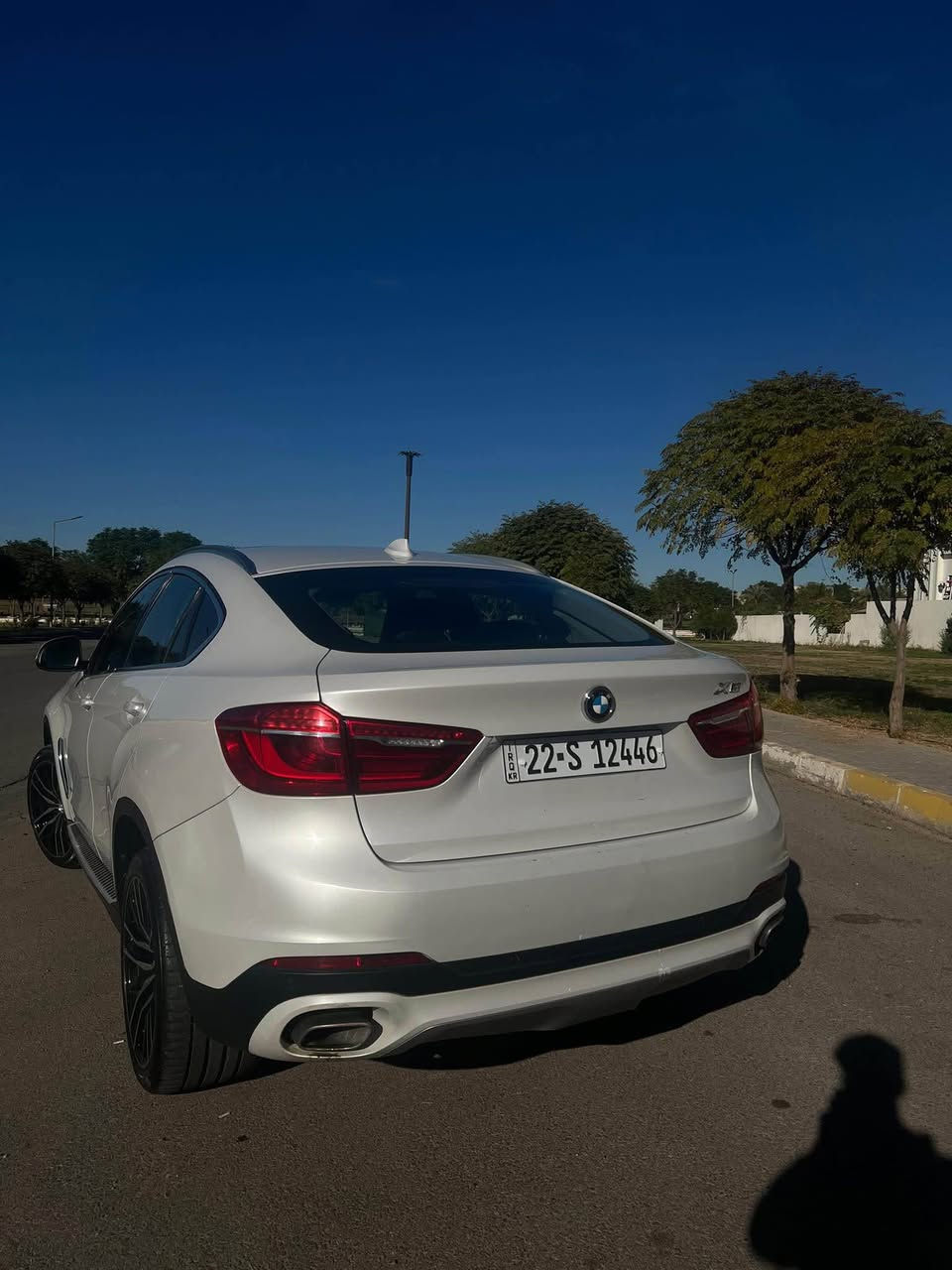 للبيع:  ابيض BMW X6 30d xDrive 2019 – 25,000$ (قابل للتفاوض)

السيارة نظيفة جداً. ماشية 212.000 كم قابله للزيادة تم تبديل المحرك N57 جديد  ماشي تقريباً 20 الف كيلومتر وصيانة كل ملحقات المحرك من نوزلات وتوربو وبراد وفلاتر وزنجيل كلها جديدة شديتها على ايدي يعني مكينة كامله جديدة صفر  . تفويلة الكاز تمشيك فوك ال 1100 كيلو يعني حالها حال الهايبرد.السيارة وحش كبير الحجم وجاهزة للانطلاق على طول 🏁
گير و مكينه كفاله عامه ✅

السيارة تم الاعتناء بها دائمًا بشكل ممتاز، نستخدم فقط ديزل بريميوم، وتم تغيير أفضل نوع زيت كل 5,000 كم،

⚡ الأداء والمواصفات:
 • القوة: 258 حصان
 • العزم: 560 نيوتن متر
 • التسارع: 0-100 كم/س في ~6.5 ثانية 🚀
 • نظام الدفع: xDrive رباعي الدفع

🎵 الفخامة والمميزات:
 • سبيكر سستم بريميم + Harman Kardon 🎵
 • فتحة سقف 🌞
 • مقاعد مدفأة وكهربائية 🔥
 • عجلة قيادة كهربائية
 • صندوق خلفي كهربائي
 • داخلية فاخرة Full Options مع گير ٨ نمر أوتوماتيك المعروف من بي إم
 • والقائمة تطول مع العديد من المميزات الفاخرة الأخرى ✨

السيارة ممتازة للمسافات الطويلة واليومية، مزيج مثالي بين القوة، الراحة، والاعتمادية.
الصبغ مكانين فقط 
نصف جاملغ خلفي ايسر وجاملغ ايمن خلفي كامل فقط 
بدون ايرباك بدون دواخل والسونار موجود 
ابل كاربلي بلادي بالاضافه لاندرويد اوتو اشتريته ب 200$

المكان: أربيل وبغداد
للاستفسار أو للمزيد من المعلومات: اتصل أو راسل على هذا الرقم 
***********

السعر: 25.000$ (قابل للتفاوض) 💰 أربيل, العراق
