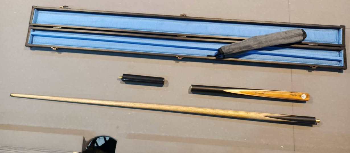 كيوب سنوكر من ماركه عالميه كيوب جديد جديد ما مستخدم ولا مجوك اصلا يعده بليبل كويب قطعتين ويا اكستيشن وجوك 2 وكامل مع ملحقاته سعر خاص او ***********
