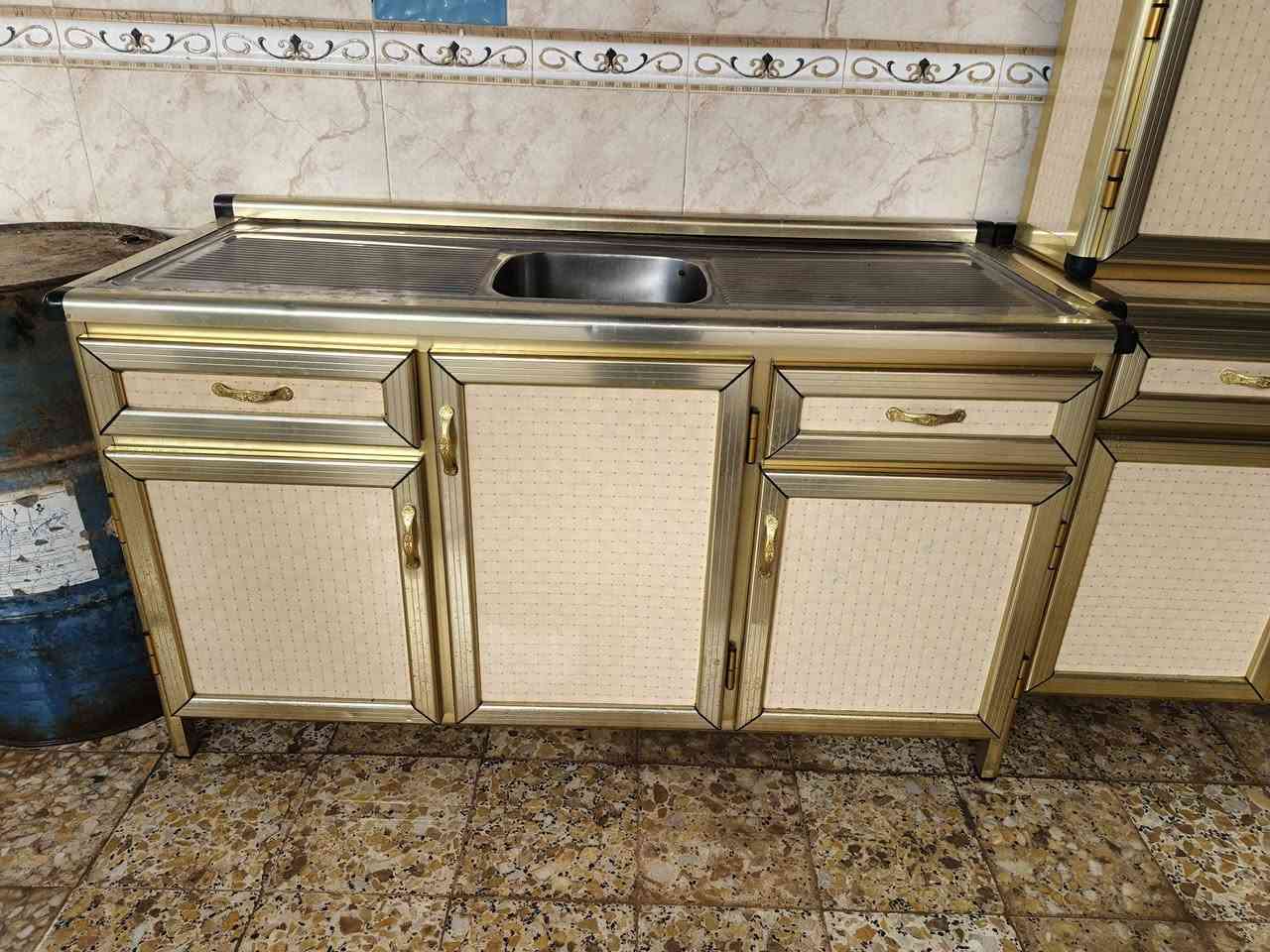 كاونتر مترين سنك متر او نص ميسان الغدير ***********
السعر 400.000 بي مجال بسيط
