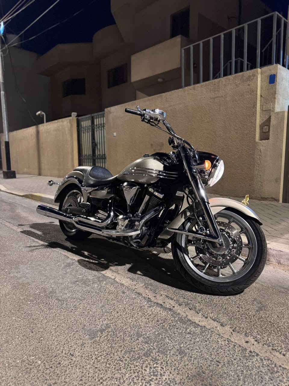 السلام عليكم اخوان دراجة ياماها رود لاينر 1900cc
الدراجة مثل ما واضح بلصور كدامكم الحادث مالتها تانكي فقط مبدل بواحد جديد مديل الدراجة 2008 الدراجة بدون اوراق فقط مكاتبة مكانها البصرة للبيع فقط وسعرها 65 ورقة وبيها مجال كلش بسيط الجاد بلشراء يتصل على هذا الرقم ***********
