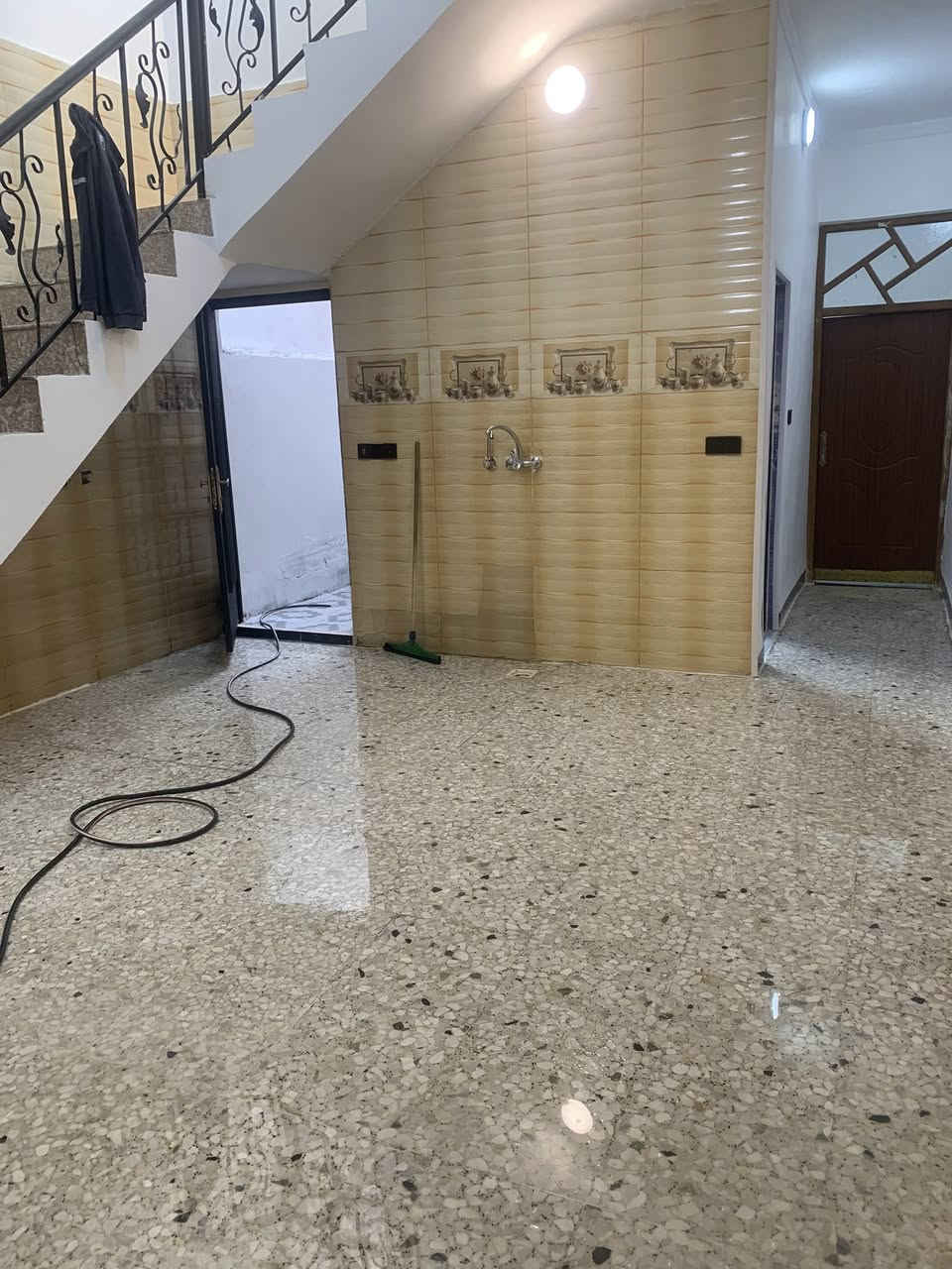 البيع البيت مساحه 100 وجه5
حي الاعلام الشباب مربع الذهبي 
طابق واحد 
صاله ومطبخ وخدمات وغرفت نوم
بناء نضيف موقع قريب ع شارع 
اتصال ع ارقام 
***********
***********
***********
