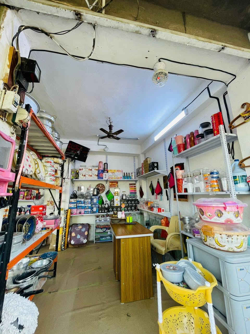 السلام عليكم شباب محل للبيع مال مواعين في كربلاء حي البعث شارع 60 قرب الكفيل قبل يومين بضاعه جديده ايجار المحل 175 سعر المحل 3300 وبي مجال خاص مفتوح او اتصل على الرقم بي واتساب***********
