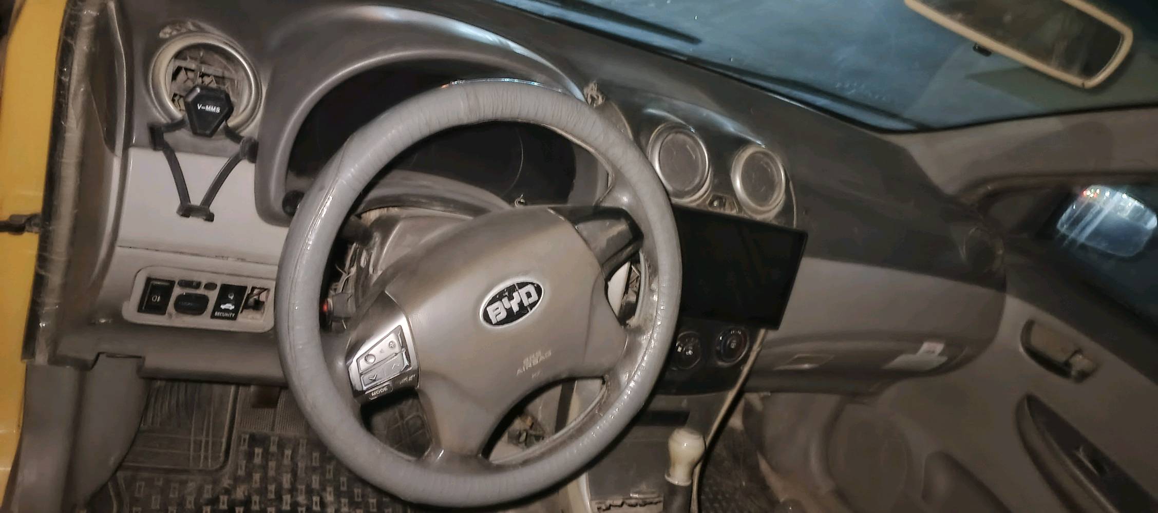 سلام عليكم بي واي دي BYD للبيع موديل 13سياره يرادله ترتيبات بلكهربائيات تعبانه وبيه البوش مال طبله يرادلهن تبديل والمشط مال ستيرن سعر16وبيه مجال ونتفاهم اني وياك على الغرامات 950شلون تريدون نتفاهم بلخدمه مكاني بغداد جسر ديالى وتحويل موجود الي اشتريته منه بسلمان باك وراعيه موجود محرك وكير عادي  مال ميسوبيشي ياباني*********** البيع بسبب ضرف طارئ