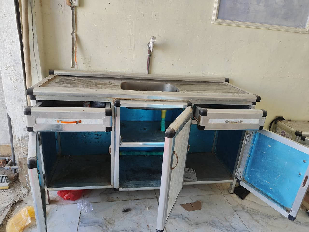 كاونتر للبيع سنك وملحق العنوان بابل شارع 80 
السعر 110 وبي مجال للتواصل 
‏‪0782 482 3670‬‏
