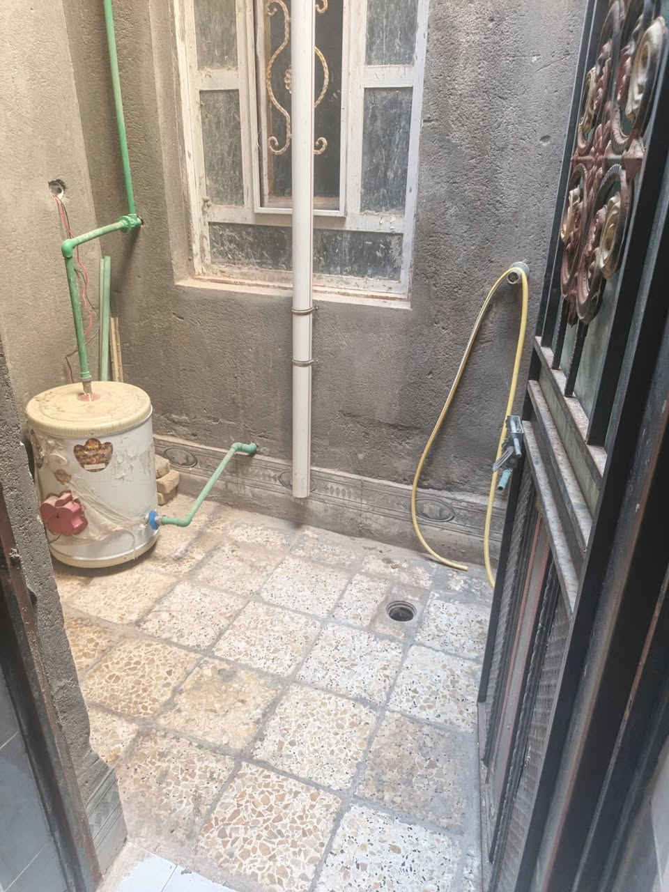 بيت للايجار ١٠٠ متر امامي على ساحه بناء جديد وفارغ حاليا ناصرية مركز حي المالكي نهاية شارع العيادة 
غرفه .. استقبال ... صاله .. مطبخ .. صحياتداخلية وخارجية .. الاتصال ***********
ماطور .. مغسله .. سخان .. الايجار٣٠٠ الف
