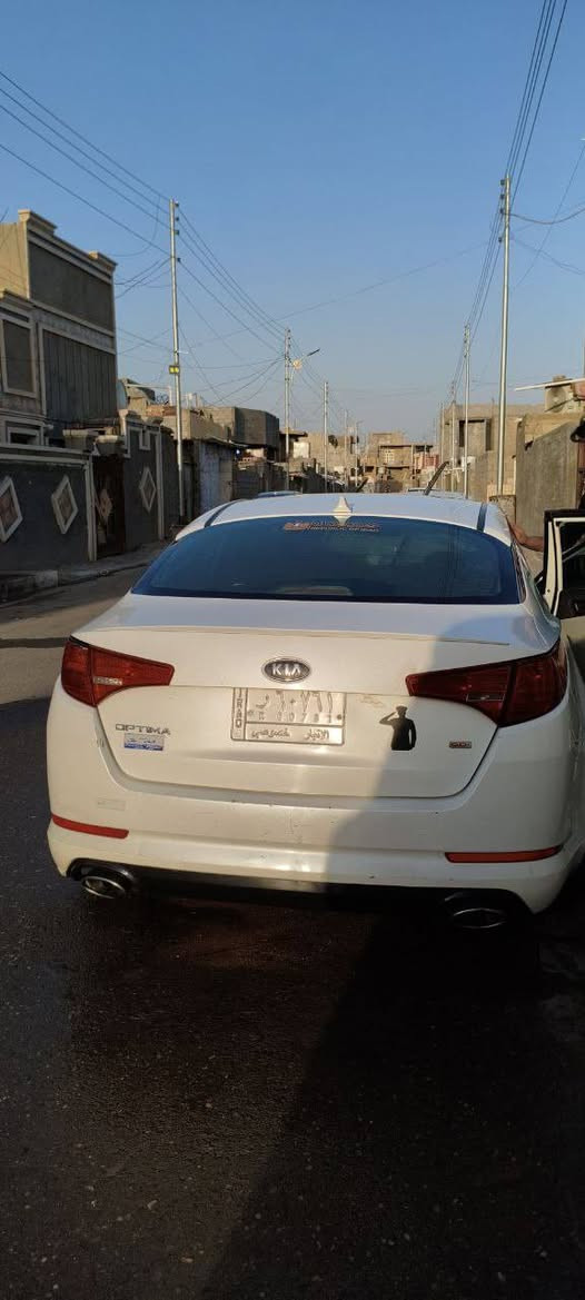 سلام عليكم 
للبيع 
كيا اوبتيما 2011 وارد امريكي
لون ابيض صدفي 
رقم انبار 
تحكمات كلها شغاله داخلها نضيف كتب الشركه بعدهن بيها
تبريد ثلج تدفئه شغاله اشاير بالمري
 بصمه فتح صندوق اكزوزات 2
محرك2400 GDiمكفول من تبخير وتنقيص
كير اوتو وعادي 
سياره ليبل واحد بيها جاملغ امامي وجاملغ خلفي فقط قطعتين لافتح ولا تبديل 
الباقي كله مكفول
سعرها 115 مكاني الرمادي 
***********
