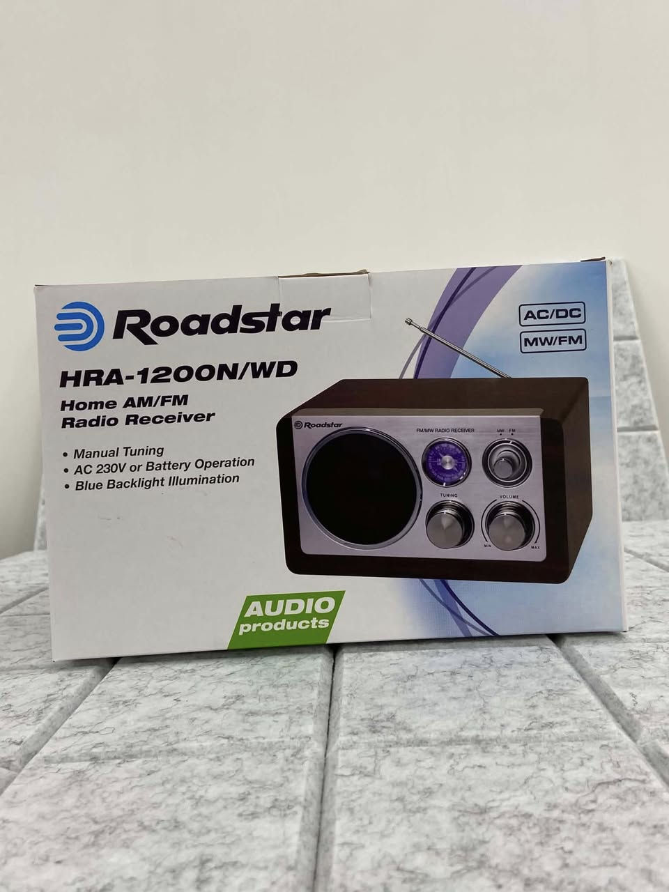 ✨تميز في منزلك أو مكتبك مع راديو Roadstar HRA-1200N/WD الأصلي، الذي يجمع بين التصميم الخشبي الـ (Retro) العريق وجودة الصوت العصرية الناقية.📻 أبرز المواصفات:
1. يدعم موجات الـ FM والـ AM/MW لتستمع لمحطاتك المفضلة بوضوح تام.
2. نظام ضبط يدوي تقليدي دقيق مع إضاءة خلفية زرقاء ساحرة لمؤشر الترددات.
3. يعمل بالكهرباء المباشرة أو بالبطاريات (AC/DC) لتأخذه معك في أي مكان بسهولة.
4. مكبر صوت داخلي مدمج يوفر صوتاً نقياً وقوياً، وهيكل متين بوزن 1.53 كجم.
5. السعر الحالي كون اخر قطعه ب35 الف مع التوصيل داخل بغداد . 

💰 اما السعر الحقيقي الثابت: يتراوح عالمياً ومحلياً حسب منافذ الاستيراد بين 35 إلى 65 دولار أمريكي (أو ما يعادله بالعملة المحلية من 45 الى 75 الف).


**إذا كنت صاحب هذا الإعلان وتريد حذفه لأي سبب، رجاءا أرسل رسالة إلى الدعم الفني**
