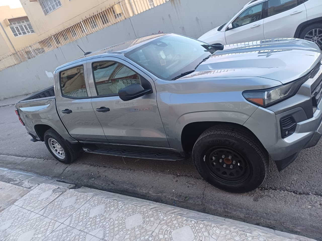 🚘 للبيع | شيفروليه كولورادو 2024 
محرك تيربو 2.7 لتر – 4 سلندر
عداد الكيلو متر 43755 كم 
ناقل حركة أوتوماتيك بـ 9 سرعات
دفع خلفي RWD
الداخلية: قماش
رقم اربيل 
شاشة وسطية حديثة بنظام Google المدمج
شاشة عدادات رقمية
إعادة تشغيل ذاتي + تشغيل بصمة
دعم Apple CarPlay و Android Auto لاسلكيًا
كاميرا خلفية
وارد امريكي حادثها ٣ قطع
رقم الشاصي مرفق مع الصور  
السعر ٢٣٠ ورقة 
0770 488 8300
0784 627 2881
