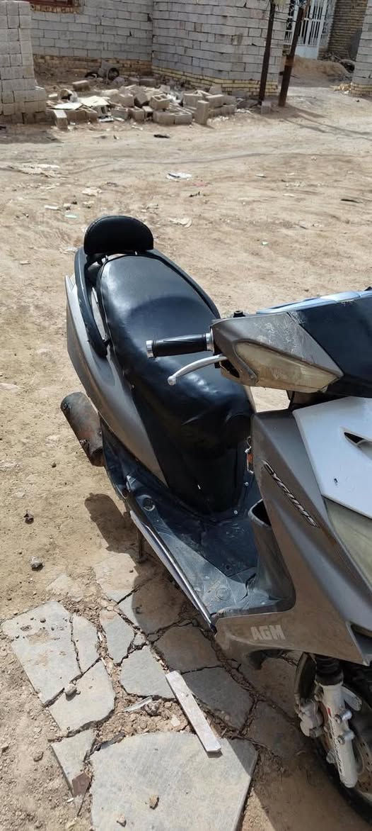 سلام عليكم دراجه للبيع بيع مستعجل كلشي شغال بس بيهه دخان ب ١٠٠قفل بيع مستعجل ***********
