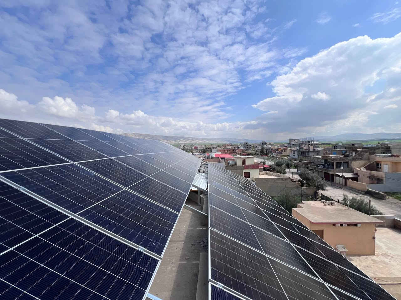 🚨 مع شركة روژ للطاقة الشمسية  تقود التحوّل! ⚡🌞
📍 من موقع العمل – #شاريا
🗓️ الخميس 19 / 3 / 2026
في ضربة جديدة تعزز موقعها في القمة، يعلن مكتب روژ للطاقة الشمسية عن تنفيذ مشروع نوعي ضخم تمثّل بـ تحويل أسواق دلوڤان خالد سيتو في #شاريا إلى منظومة #طاقة #شمسية متكاملة، تمنح كهرباء مستقرة، صامتة، وموثوقة على مدار 24 ساعة.
⚡ أرقام تتكلم عن القوة:
🔹 160 أمبير نهاري
🔹 30 أمبير ليلي
🔋 النتيجة؟
✔️ استقرار كامل بالكهرباء
✔️ تقليل جذري للاعتماد على الشبكة والمولدات
✔️ توفير مالي مستمر على المدى الطويل
🚀 باستخدام أحدث تقنيات High Voltage، هذا المشروع مو مجرد تركيب…
هذا تحول حقيقي نحو الاستقلال الطاقي.
🌞 مواصفات المنظومة العملاقة:
▪️ 75 لوح Longi بقدرة 640 واط
▪️ ضمان الألواح: 15 سنة
▪️ 2 إنفرتر Deye – 16KW – ثري فيز (ضمان 5 سنوات)
▪️ 2 بطارية ليثيوم بسعة 15KW
✨ روژ للطاقة الشمسية… مو بس ننفذ مشاريع، نصنع فرق حقيقي على أرض الواقع.
🔥 إذا تريد:
كهرباء 24 ساعة + هدوء + توفير حقيقي
فأنت تحتاج قرار واحد فقط… والباقي علينا.
📞 احجز استشارتك الآن:
👷‍♂️ مهندس قيدار
*********** – ***********
👤 سلام سلو
*********** – ***********
#روژ_للطاقة_الشمسية #HighVoltage #طاقة_نظيفة
#شاريا #شيخان #أربيل #بعشيقة #هولير #العراق #دهوك #duhok #Erbil #mosul #موصل #نينوئ #Iraq #طاقة #الشمسية #solar system
