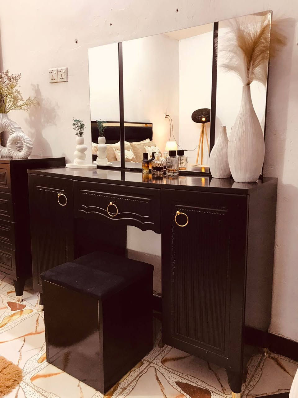 غرفة تركيه مودرن زاويه للبيع نضافه ١٠٠٪
جديدة ولا شخط ولا زلغ أصلية 9 قطع
تكمه القويه ملائمة للعرسان سبب البيع الأنتقال للأستفسار خاص واتساب‏ *********** ‏
